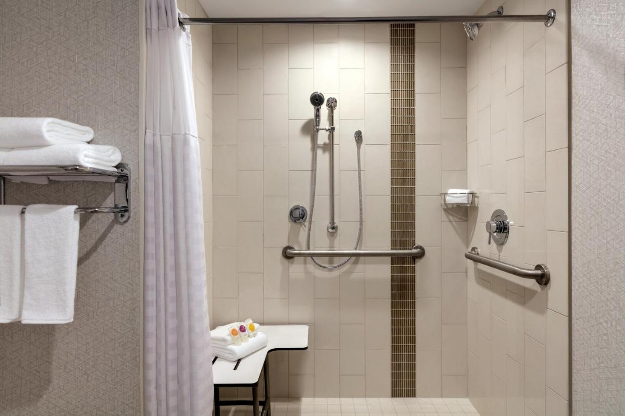 Queen Room Two Queen Beds Accessible Tub Disability Access