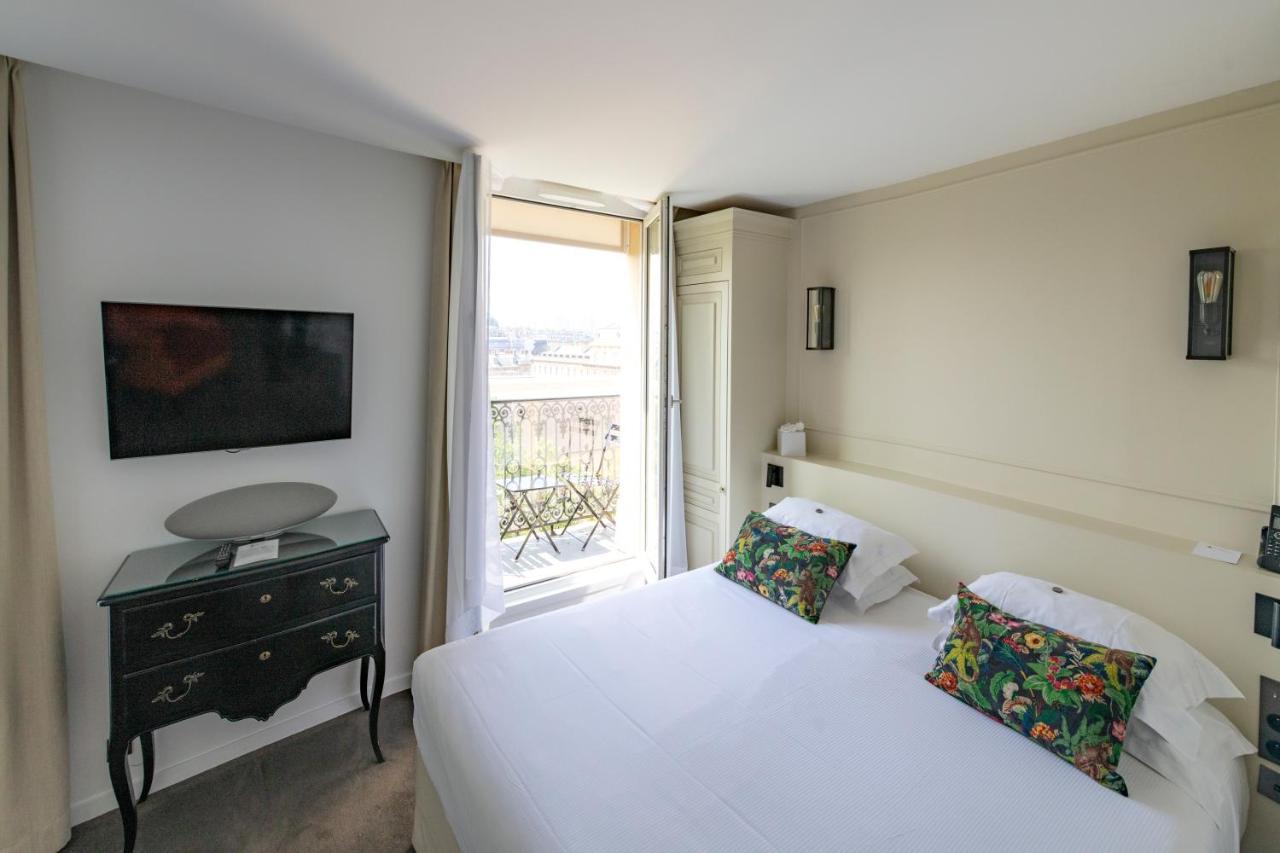 Deluxe Triple Room Duchesse Eiffel Tower Side View