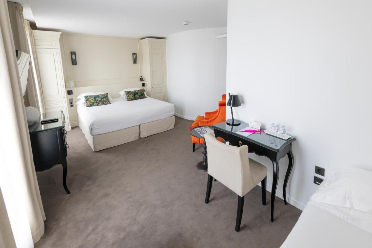 Deluxe Triple Room Duchesse Eiffel Tower Side View
