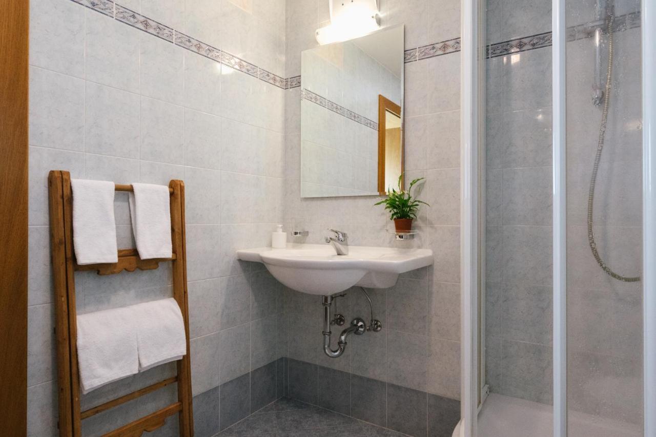 Camera Doppia con Letti Singoli e Bagno in Comune