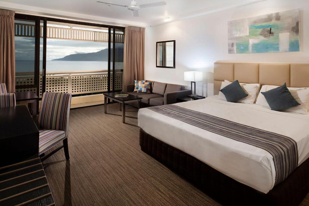 Zimmer mit Queensize-Bett und Meerblick