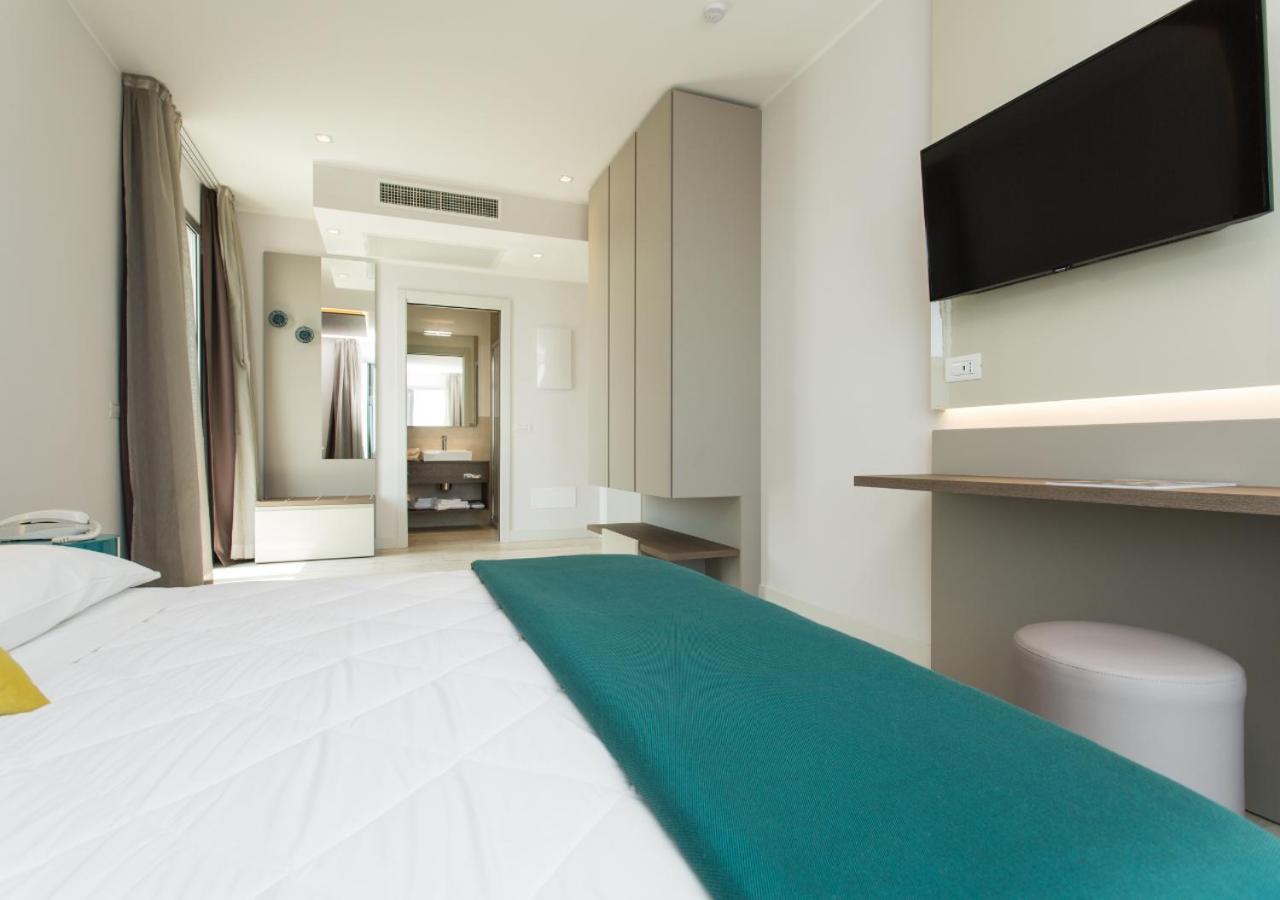 Doppelzimmer mit Balkon und Meerblick