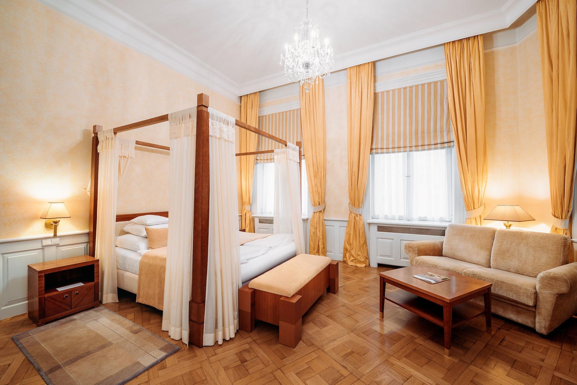 Suite Old Town Square View