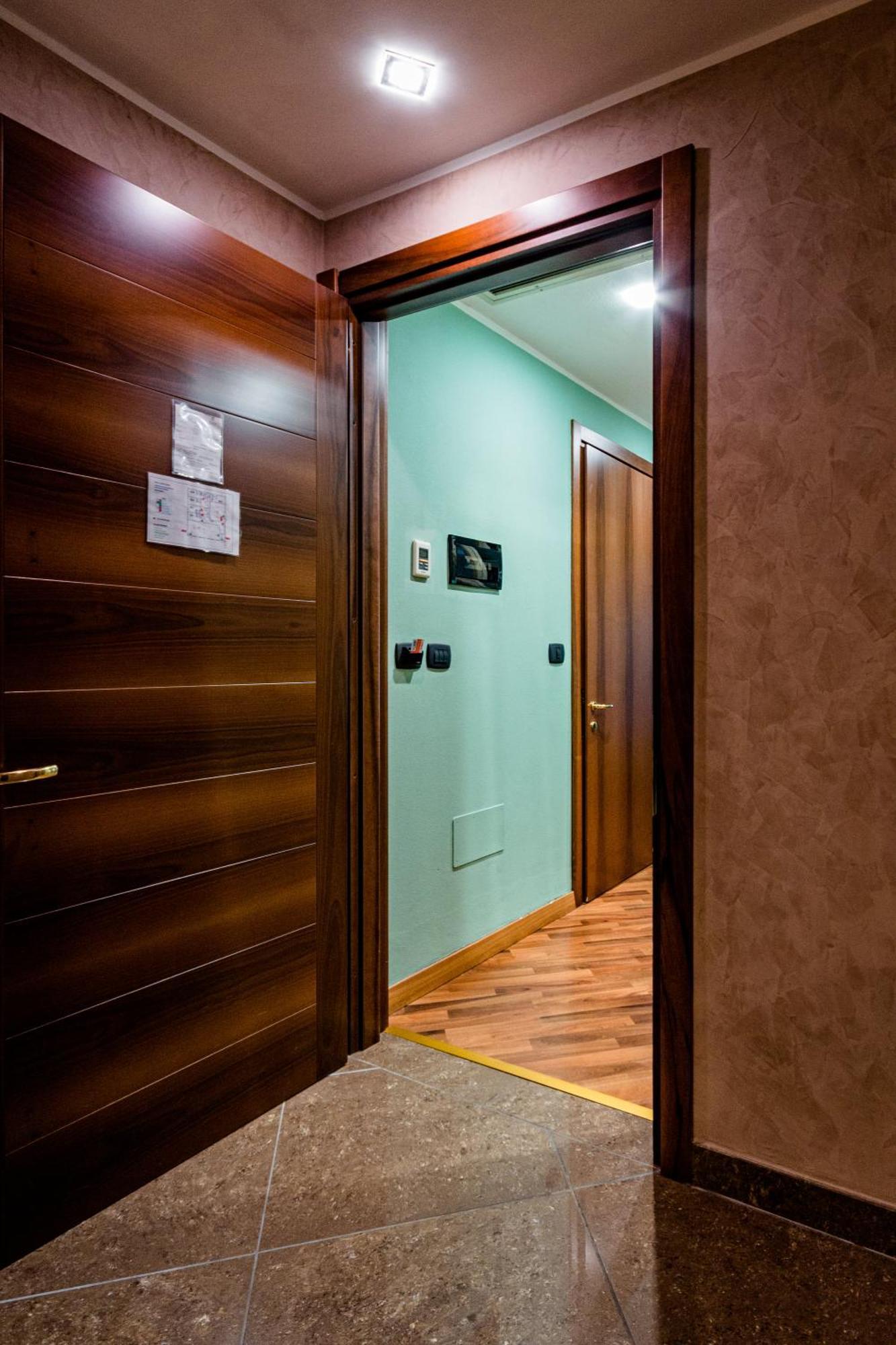 Quarto com Cama King-size e Chuveiro Acessível a Cadeirantes - Unidade Acessível para Hóspedes com Mobilidade Reduzida