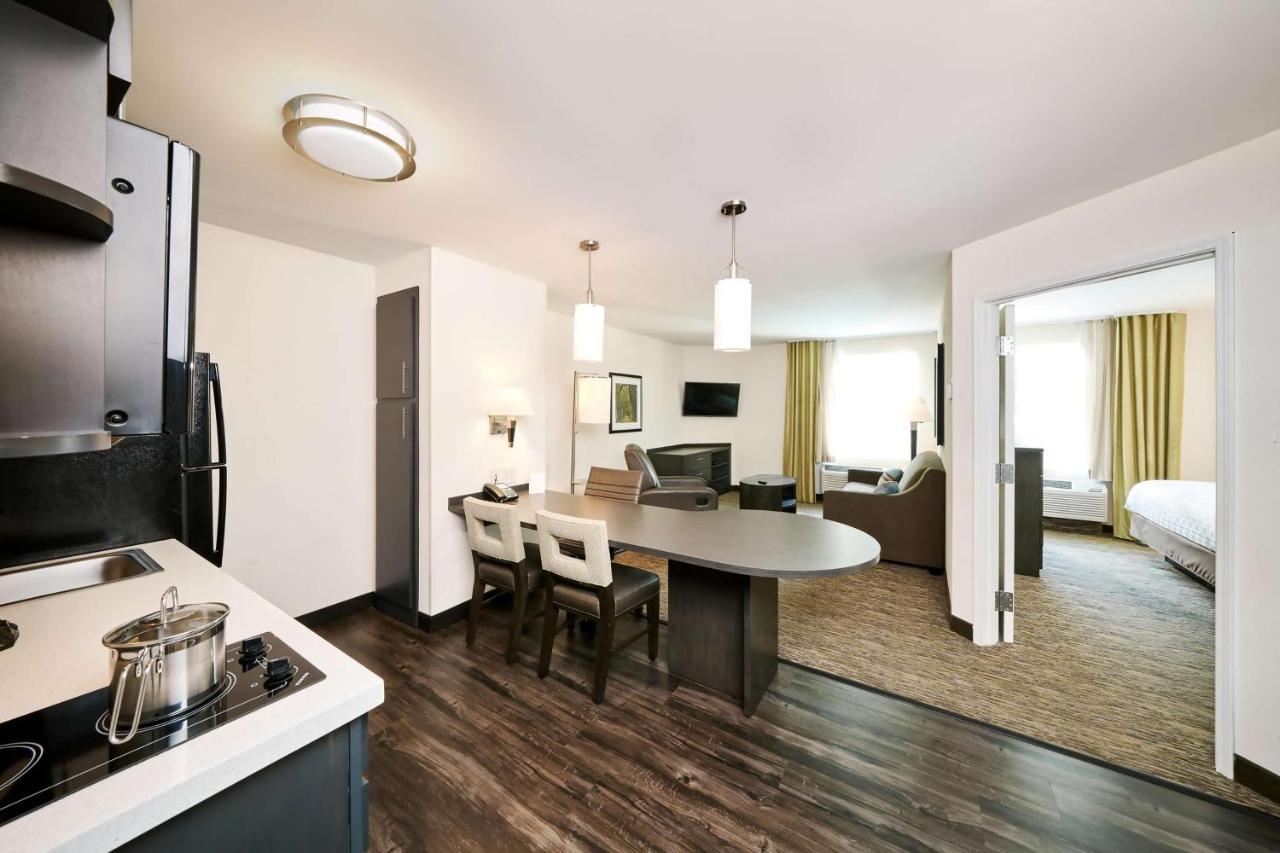 One-Bedroom Queen Suite