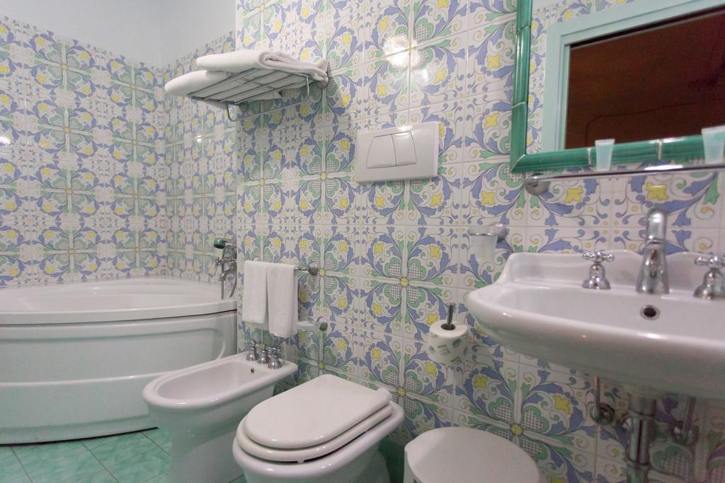 Doppelzimmer mit Whirlpool-Badewanne