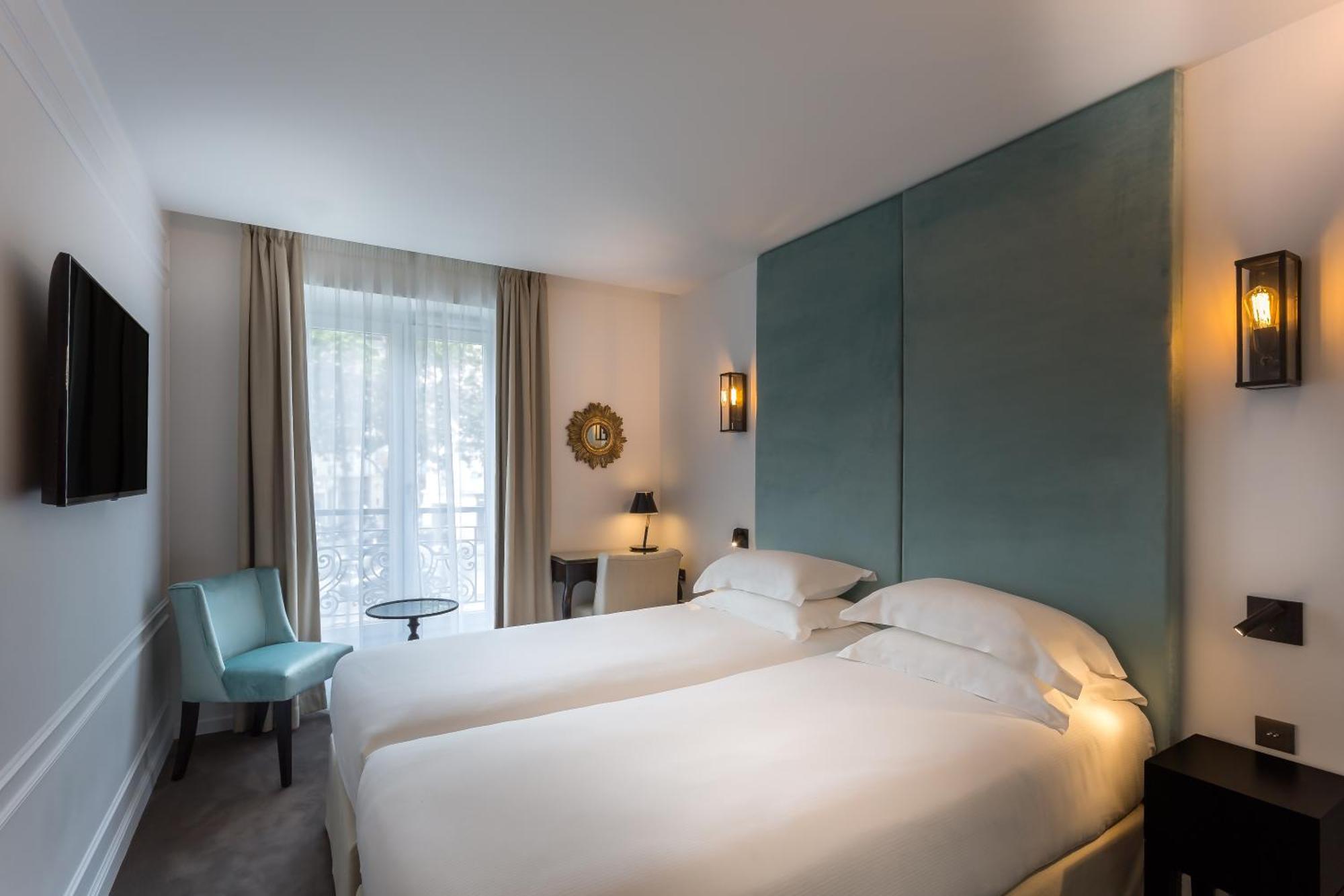 Double Room Marquise Eiffel Tower Side View