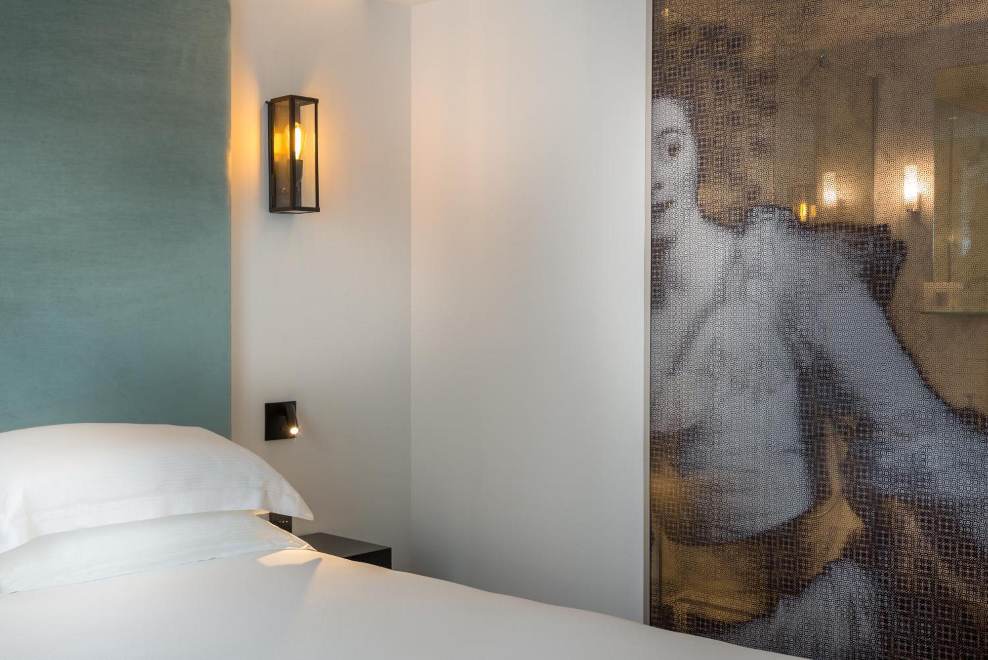 Double Room Baronne Eiffel Tower Side View