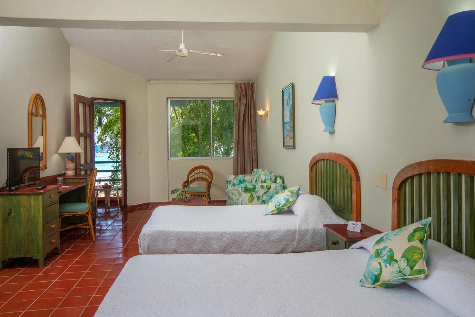 Habitación Doble con vistas parciales al mar