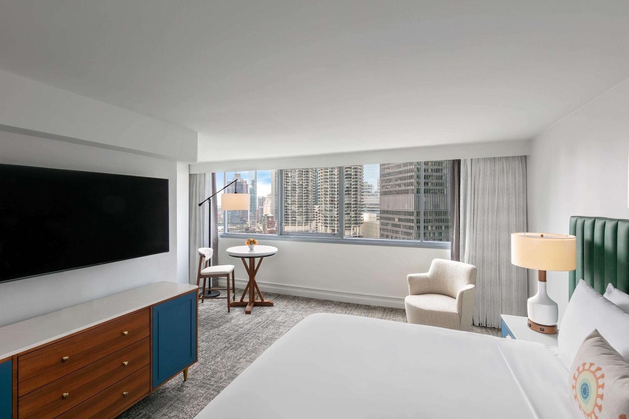Zimmer mit Kingsize-Bett und Stadtblick