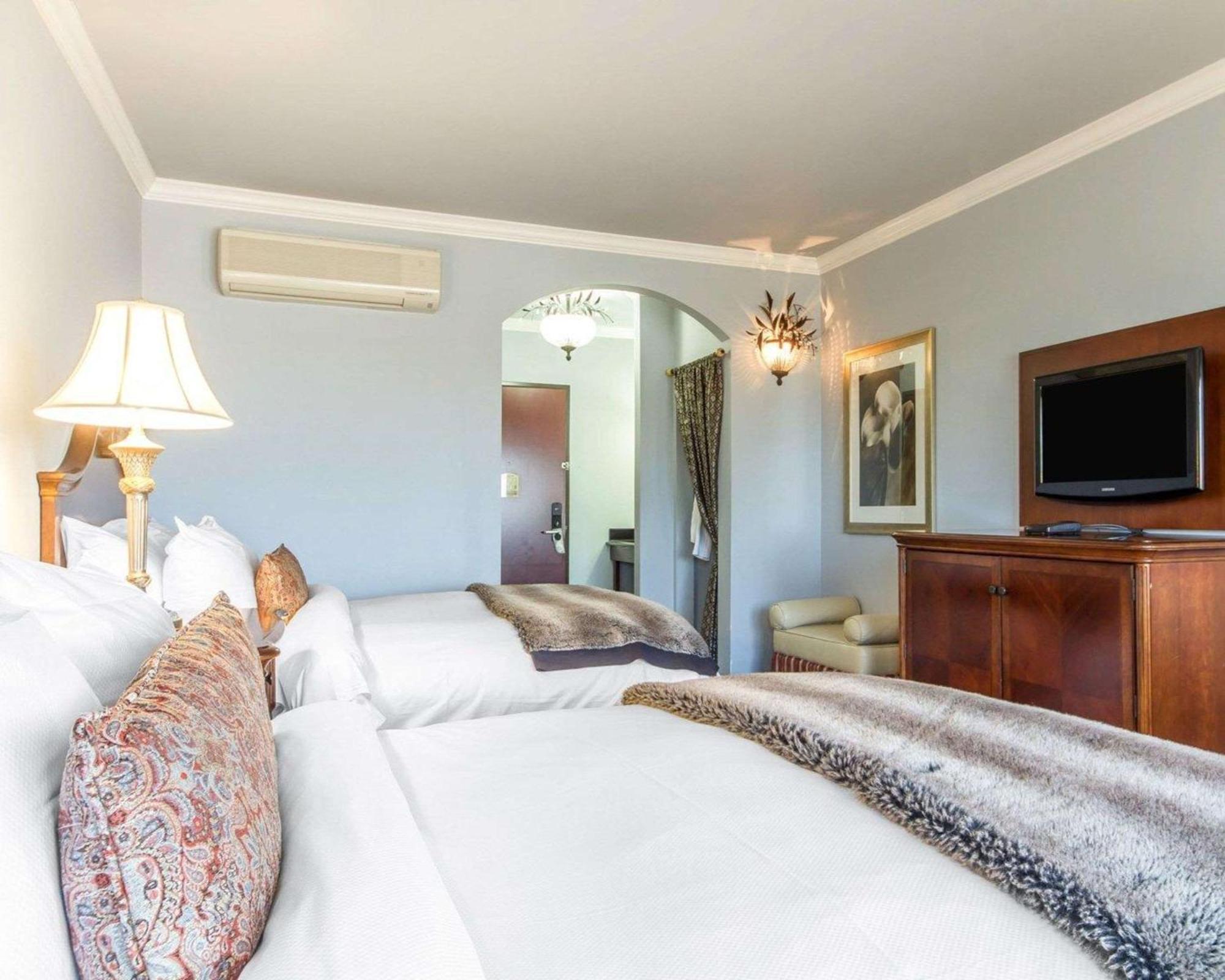 Non-Smoking Queen or Queen Room