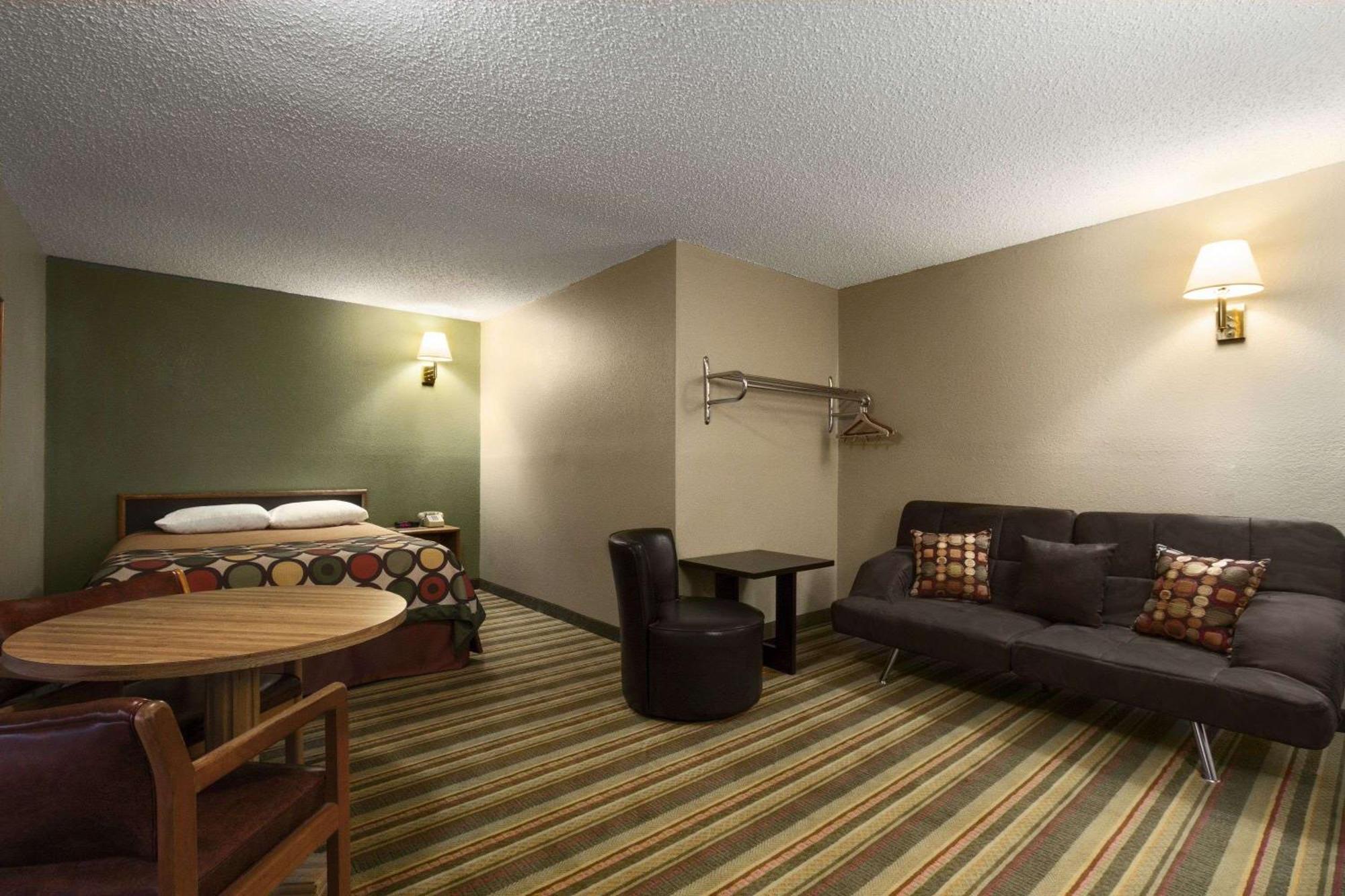 Deluxe Queen Suite - Non-Smoking