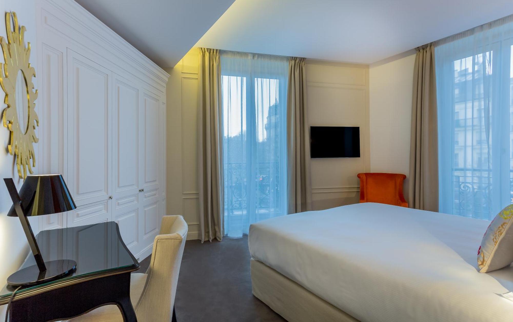 Double Room Comtesse Eiffel Tower Front View