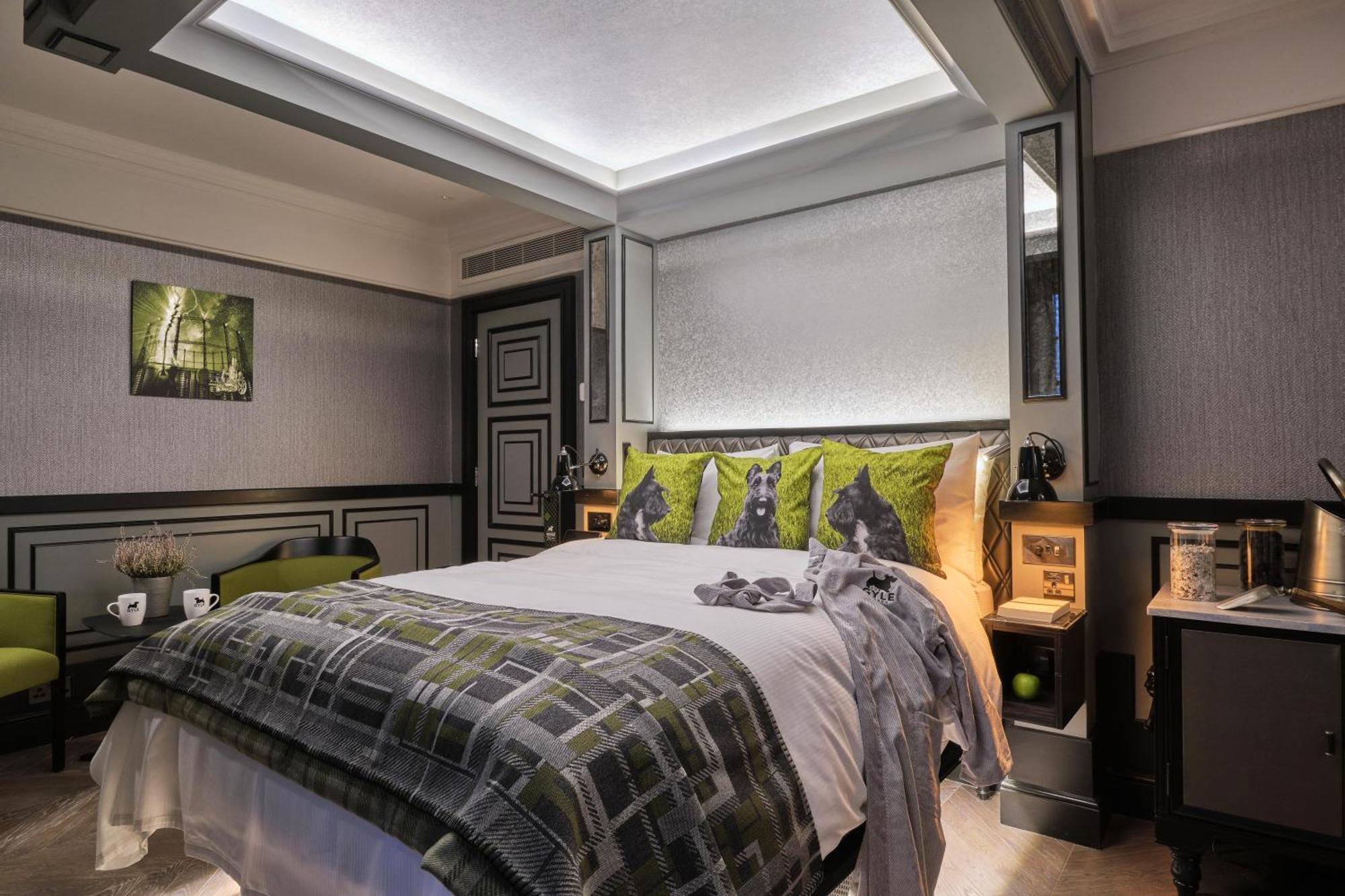 Feature King with Vaulted Bathroom