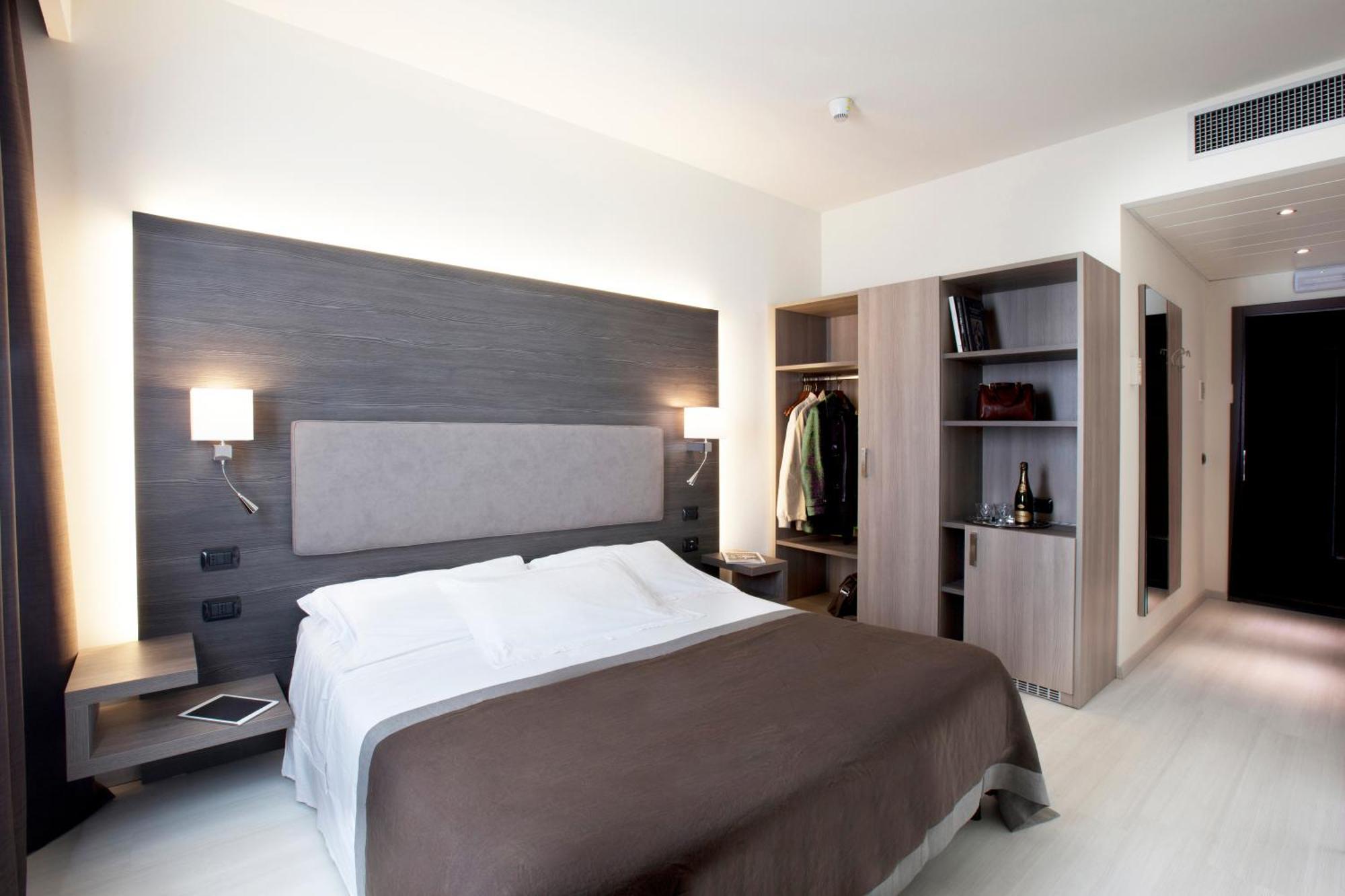 Chambre Double Supérieure avec Balcon - Vue sur Lac/Place