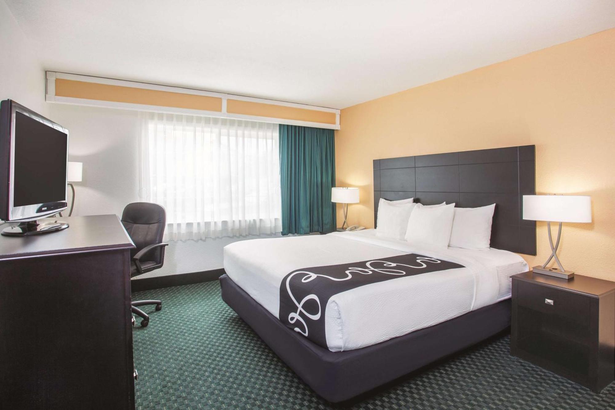 King Room Bath Tub Mobility or Hearing Accessible Non-Smoking