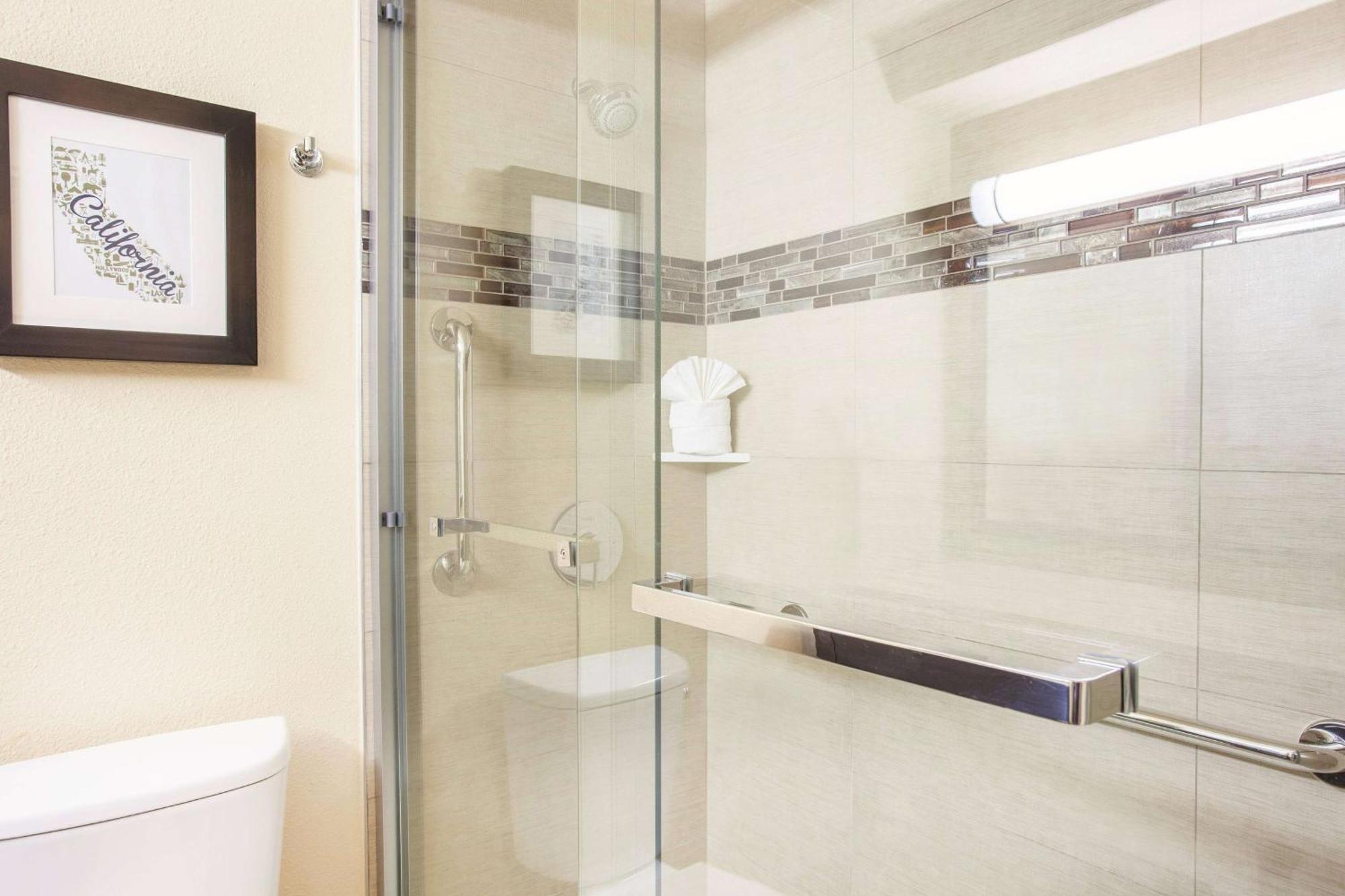 King Room Bath Tub Mobility or Hearing Accessible Non-Smoking