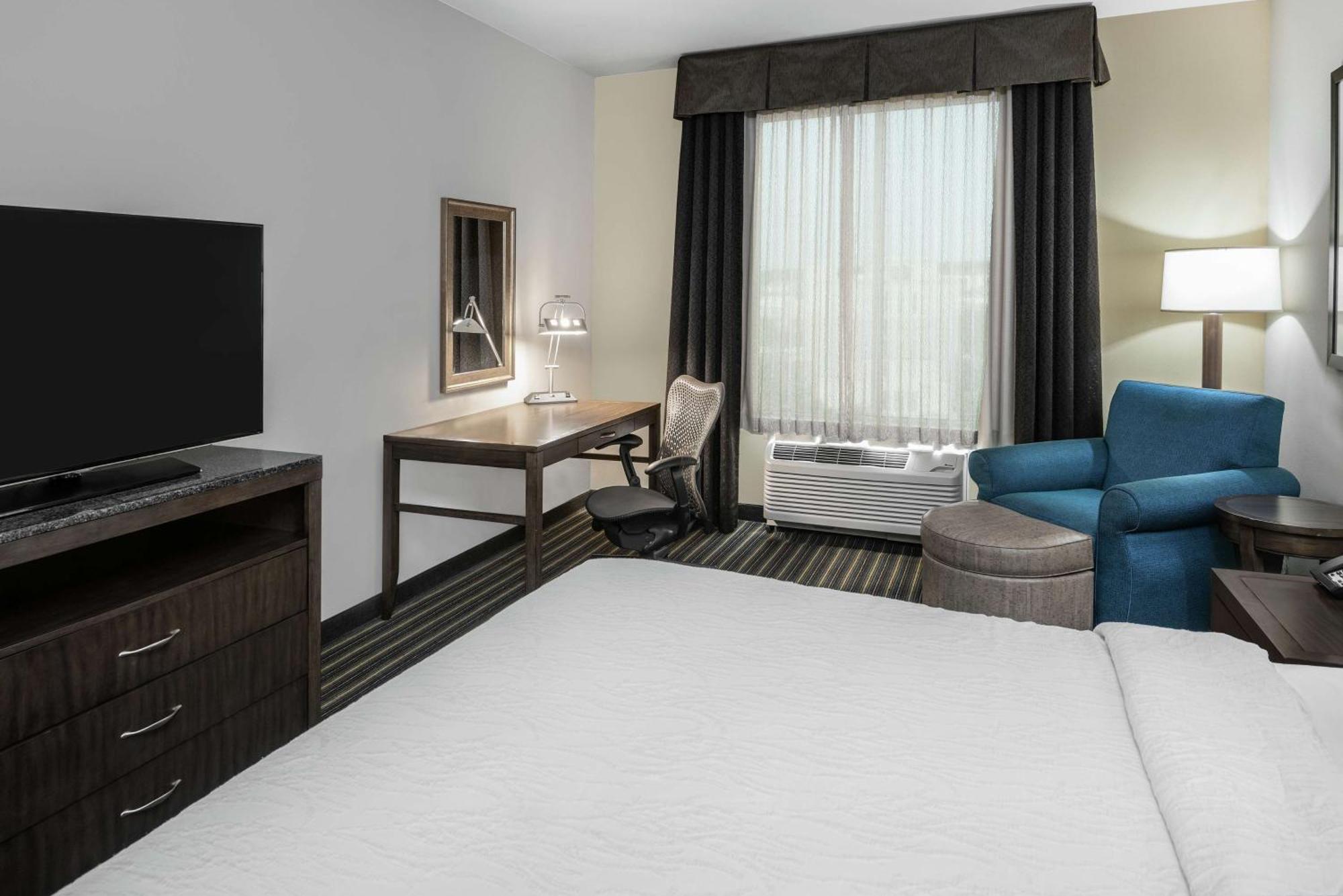 Habitación con cama extragrande.