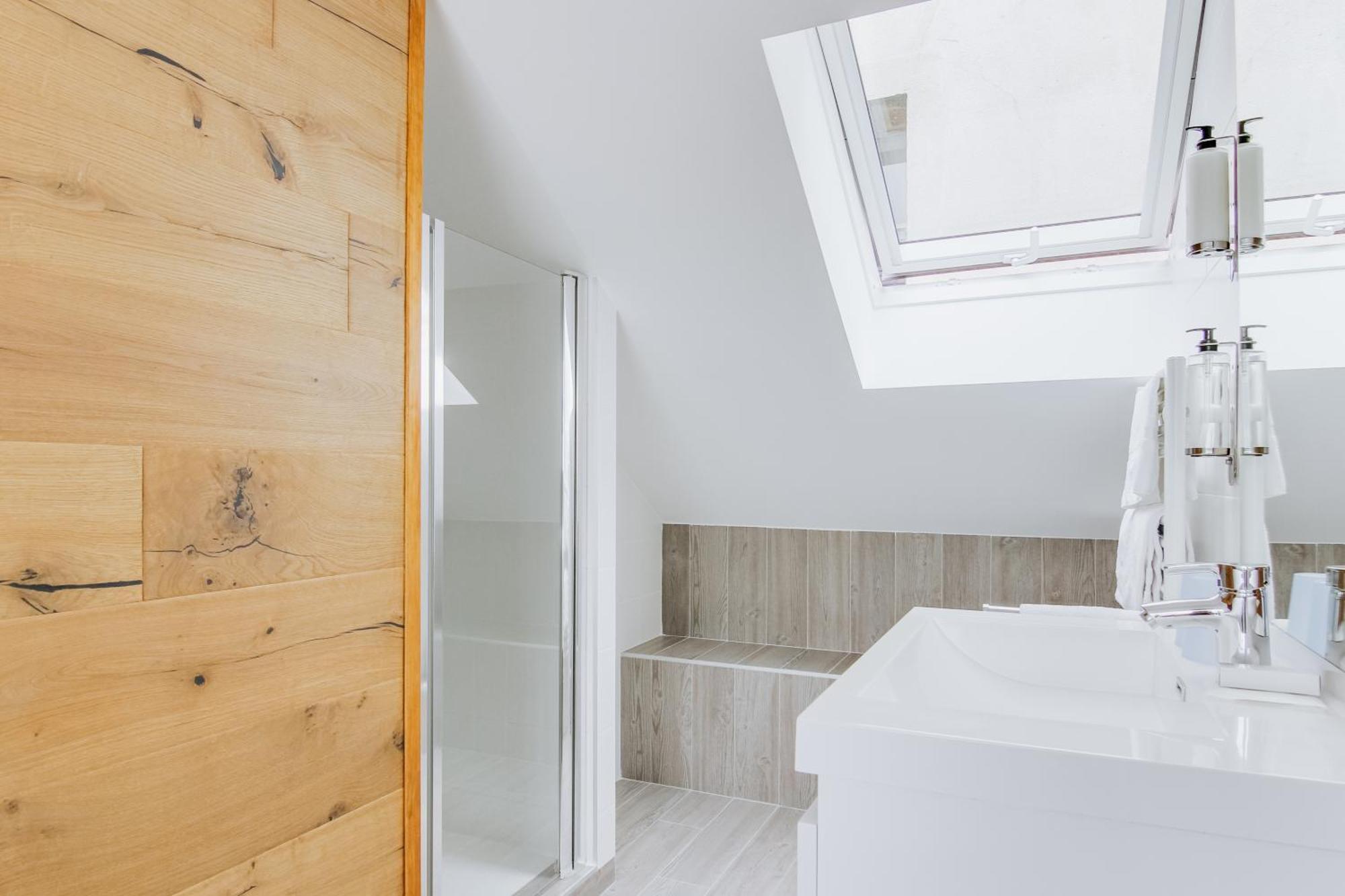 Habitación con cama grande