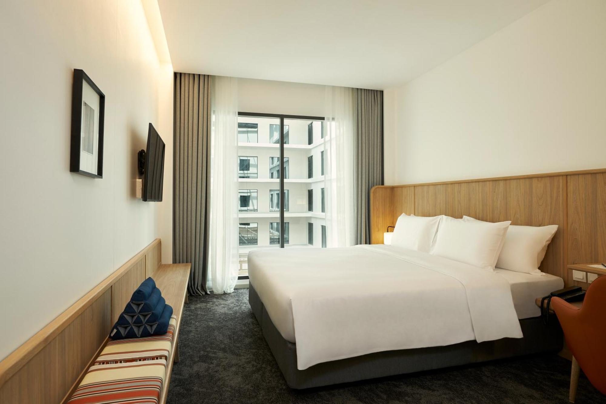 Ruime Kamer met Kingsize Bed en Uitzicht op de Binnenplaats