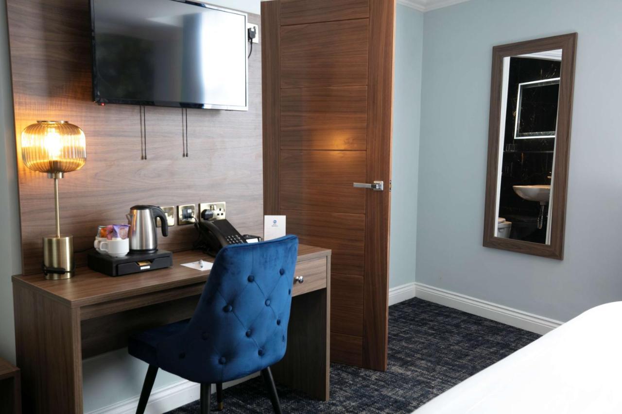 Family Room One King Bed Two Single Beds Non-Smoking,1309599964:JPEG