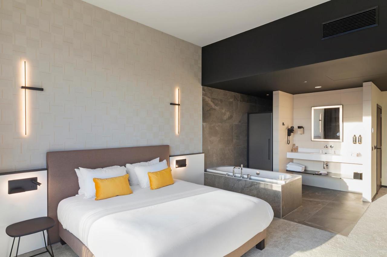 Junior King Suite with Balneo Bathtub and Citadel or River View