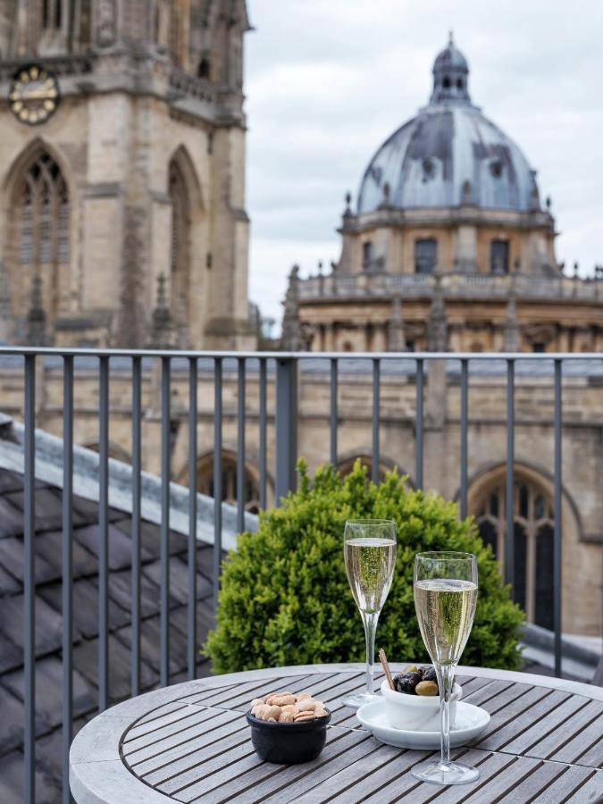 Zimmer mit Kingsize-Bett und Balkon