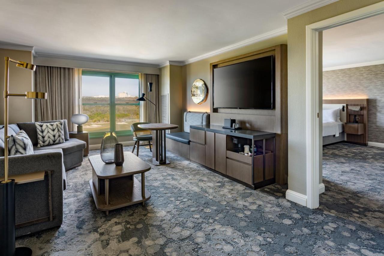 Executive Suite 1 King Bed, Lakefront View, Wet Bar,1533956383:JPEG