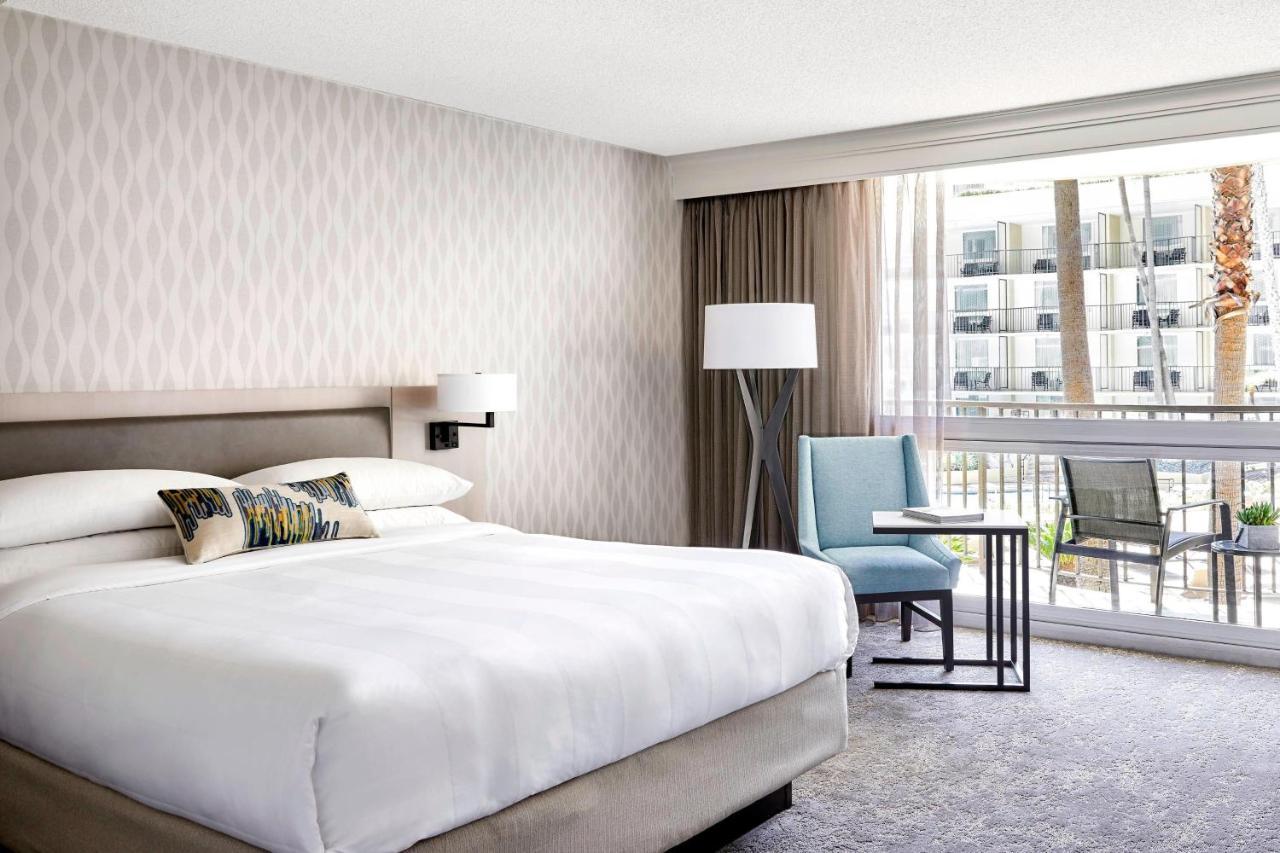 Quarto com 1 Cama King-size e Vista da Piscina