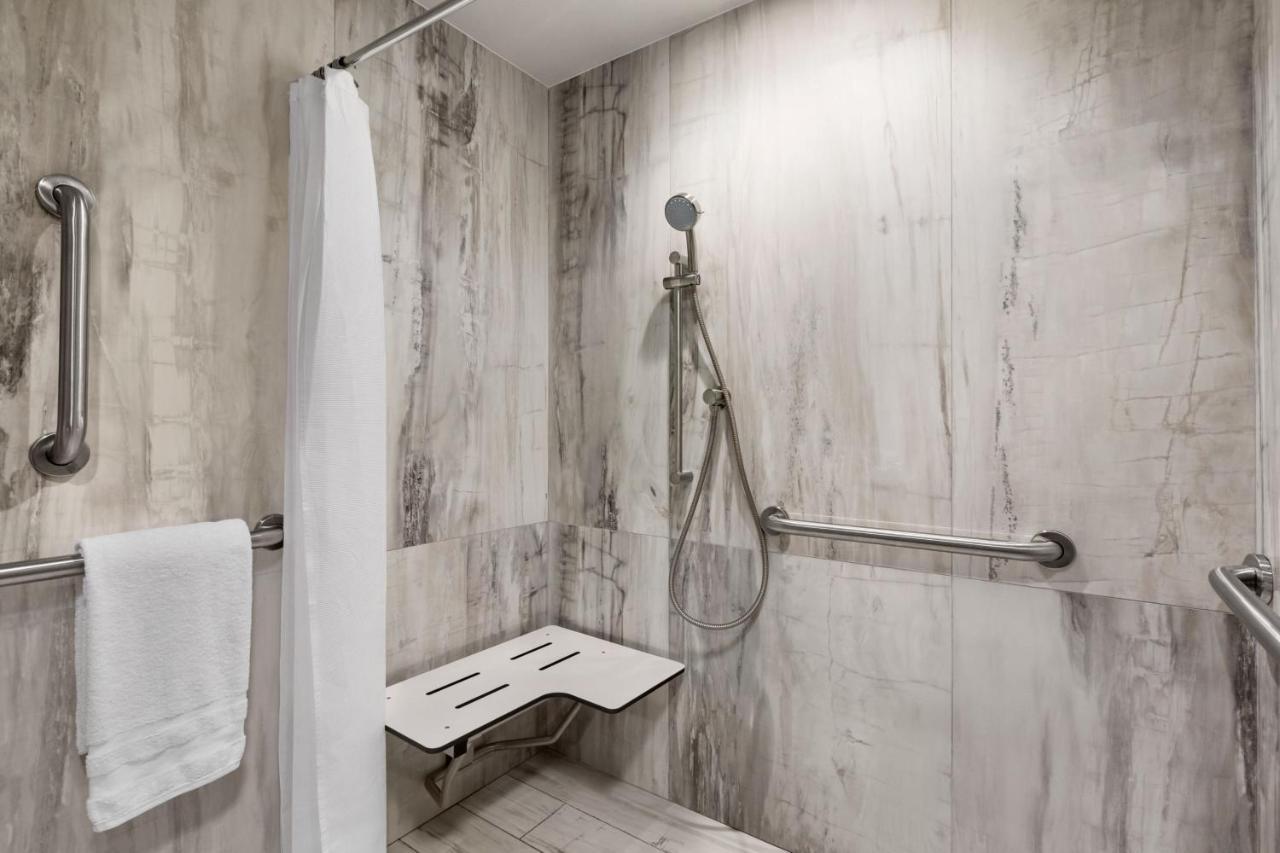 Chambre Lit King-Size Classique avec Douche Accessible en Fauteuil Roulant – Adaptée aux Personnes à Mobilité Réduite/Malentendantes