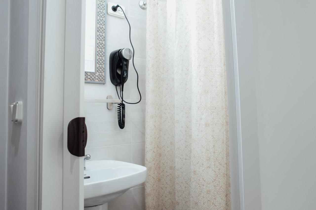 Chambre Simple avec Toilettes Communes
