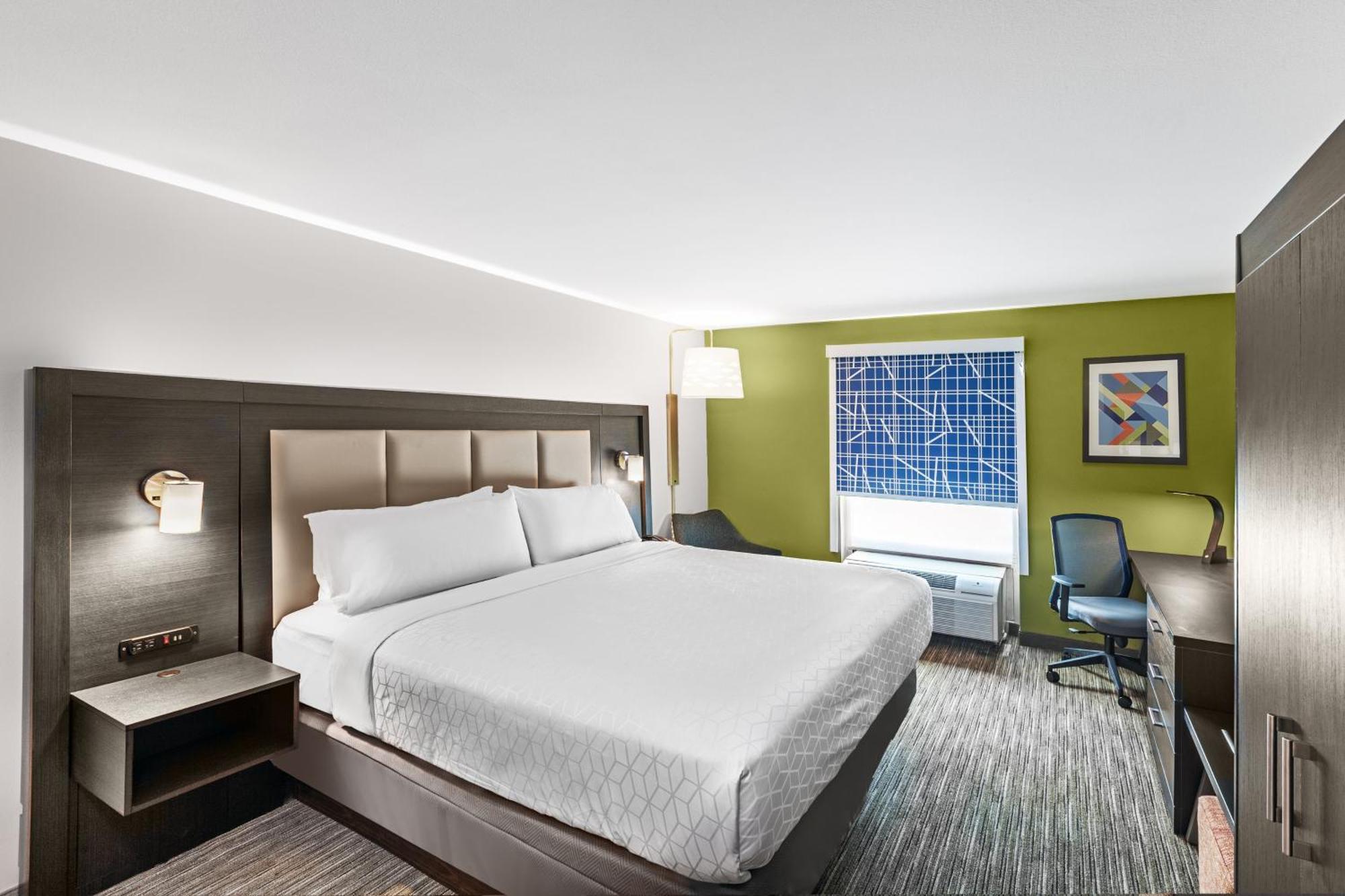 King Room - Hearing Accessible - Roll-in Shower