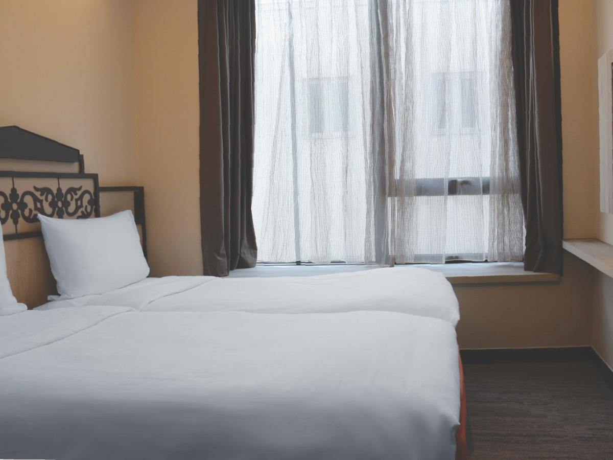 Hamilton Superior Room