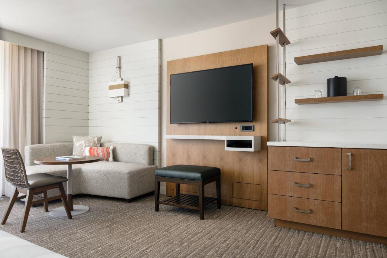 Zimmer mit 2 Doppelbetten, Balkon und Blick auf die Stadt Waikiki