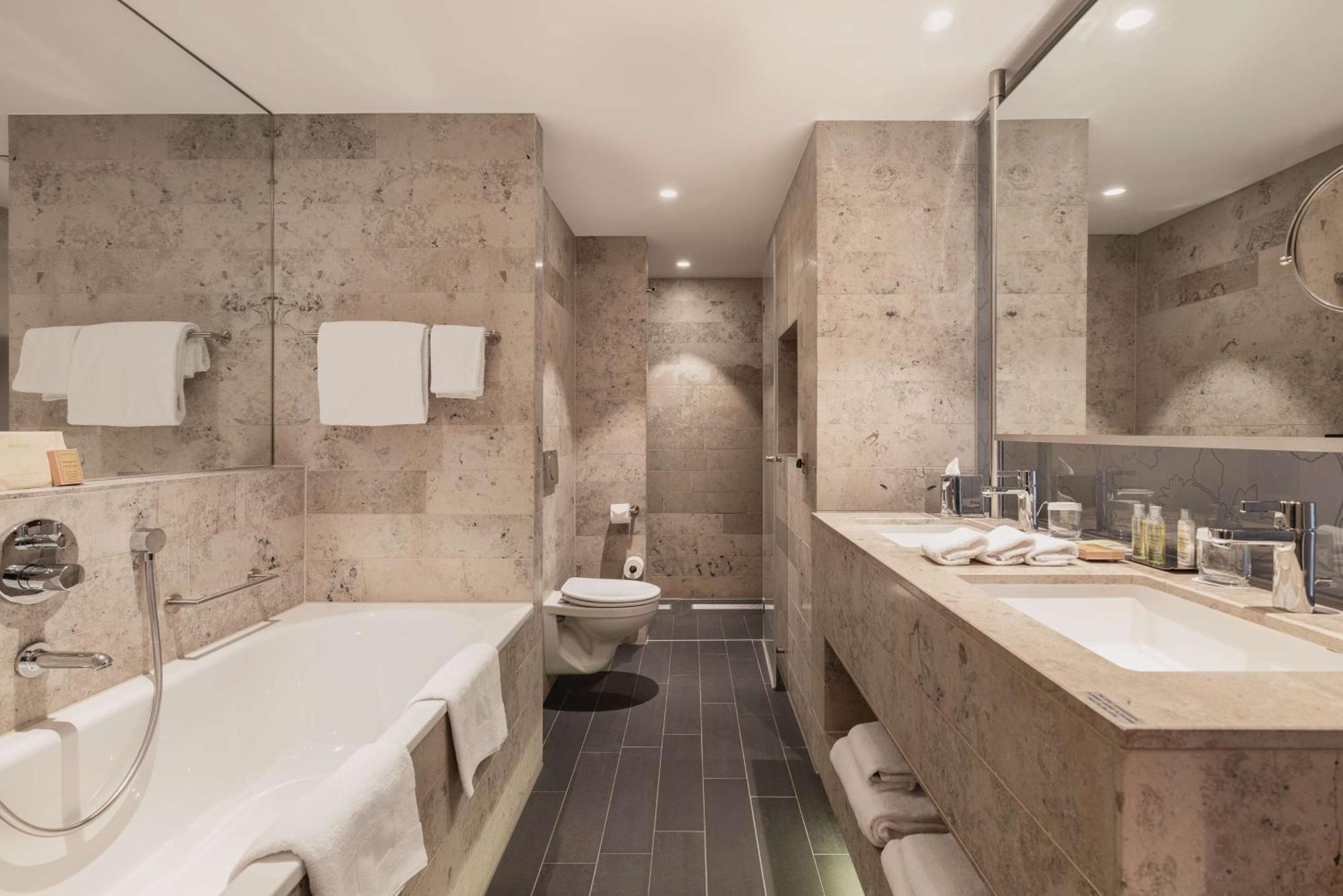 One-Bedroom King Suite - Lounge Access