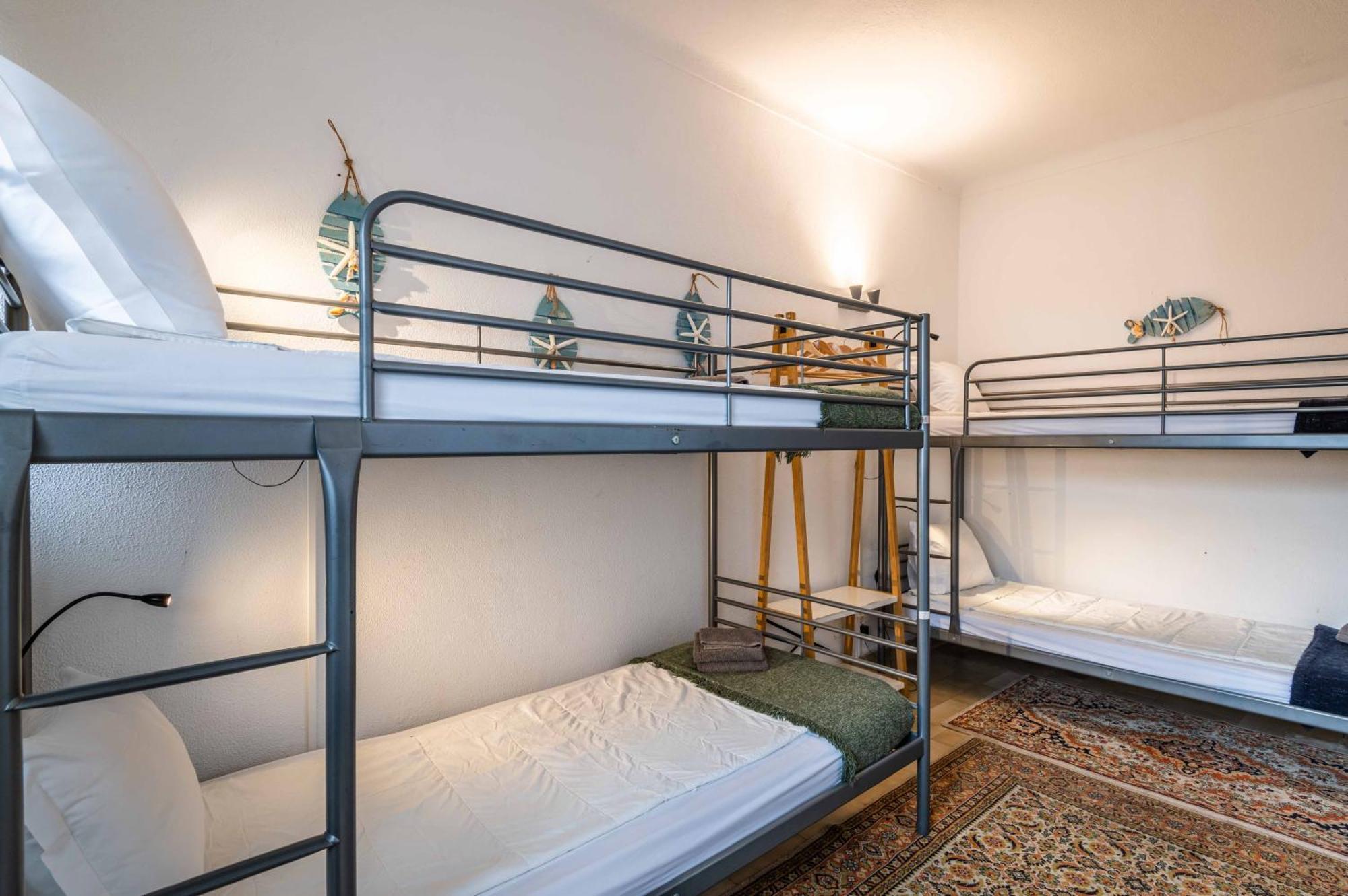Cama en habitación femenina compartida de 4 camas