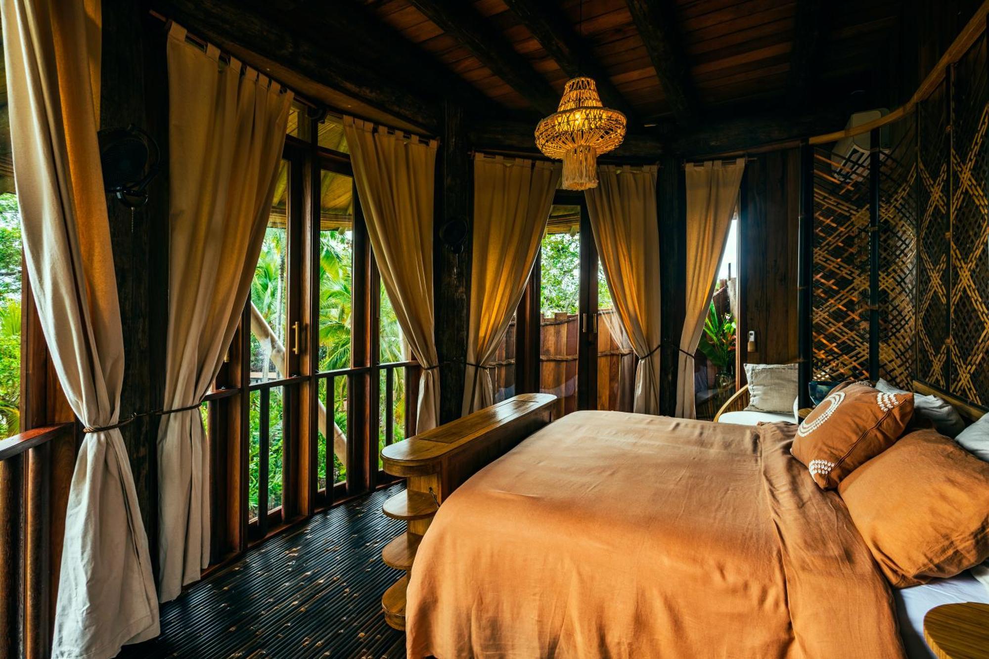 Quarto com Cama King-size e Vista do Jardim