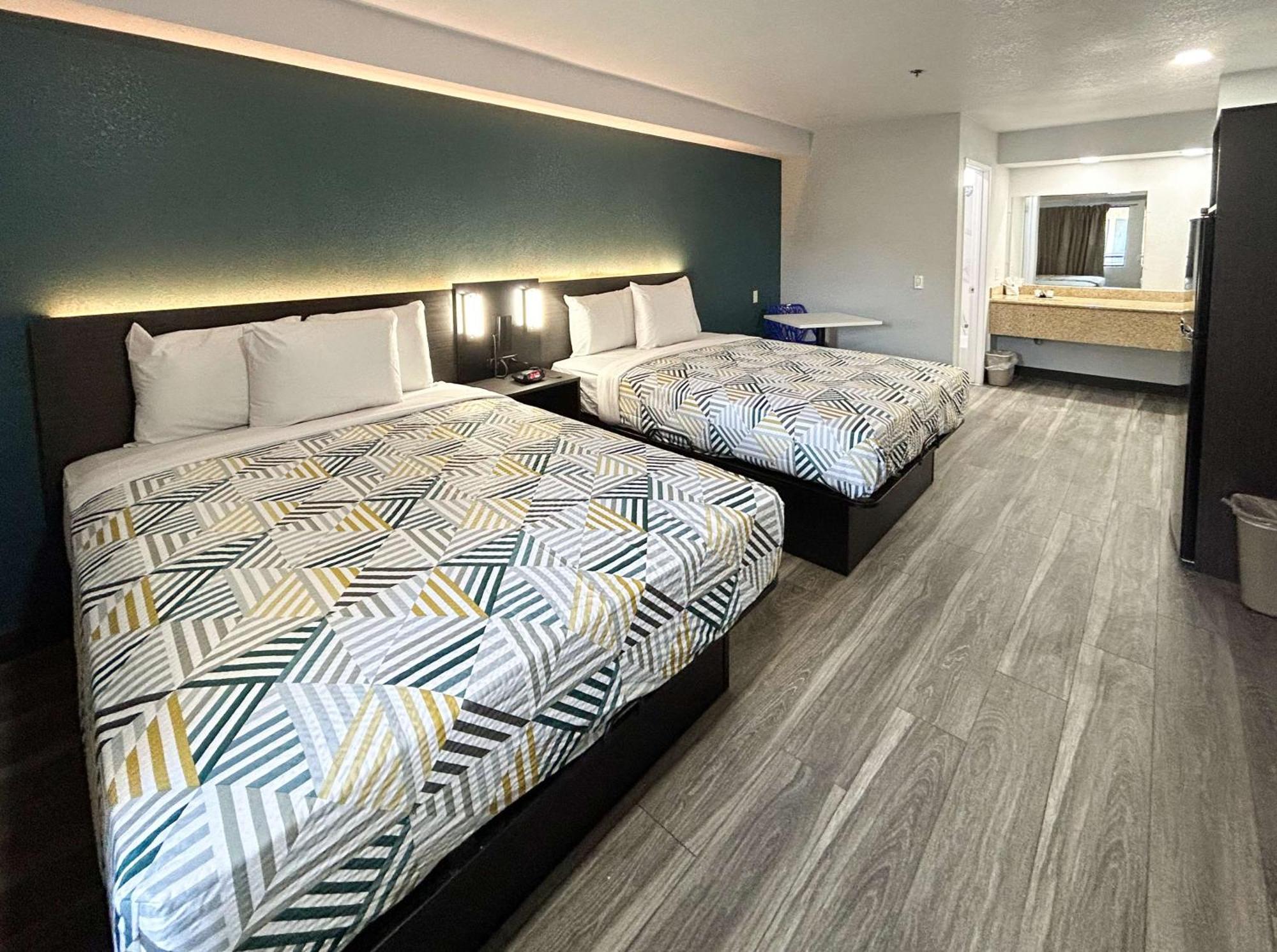 2 Queen Beds | Mobil Access RI Shr Nsmk Ktchn