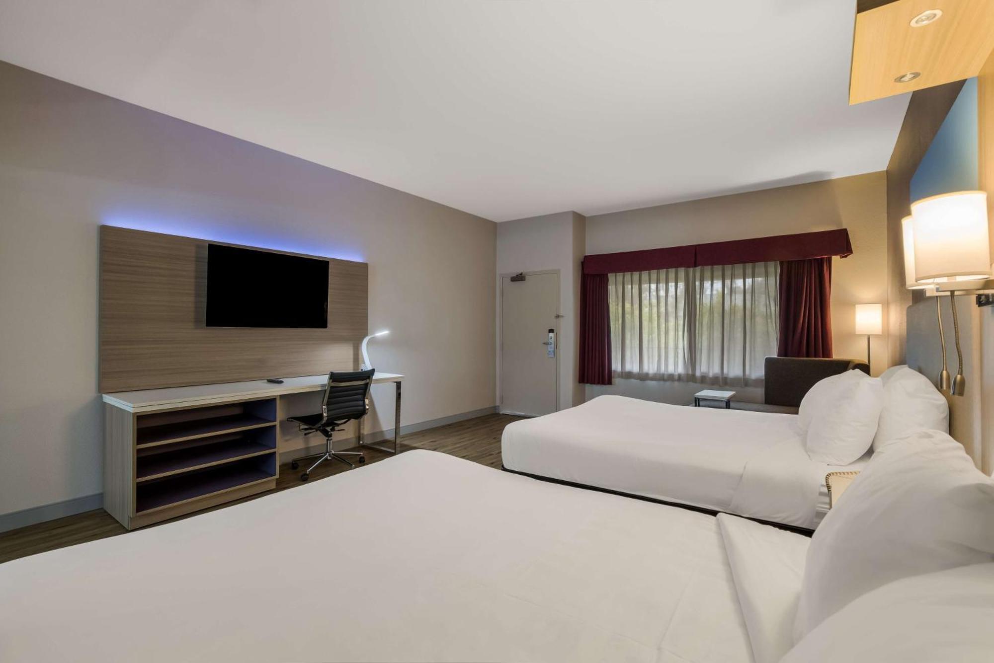 Queen Room with Two Queen Beds - Freeway Side/Non-Smoking