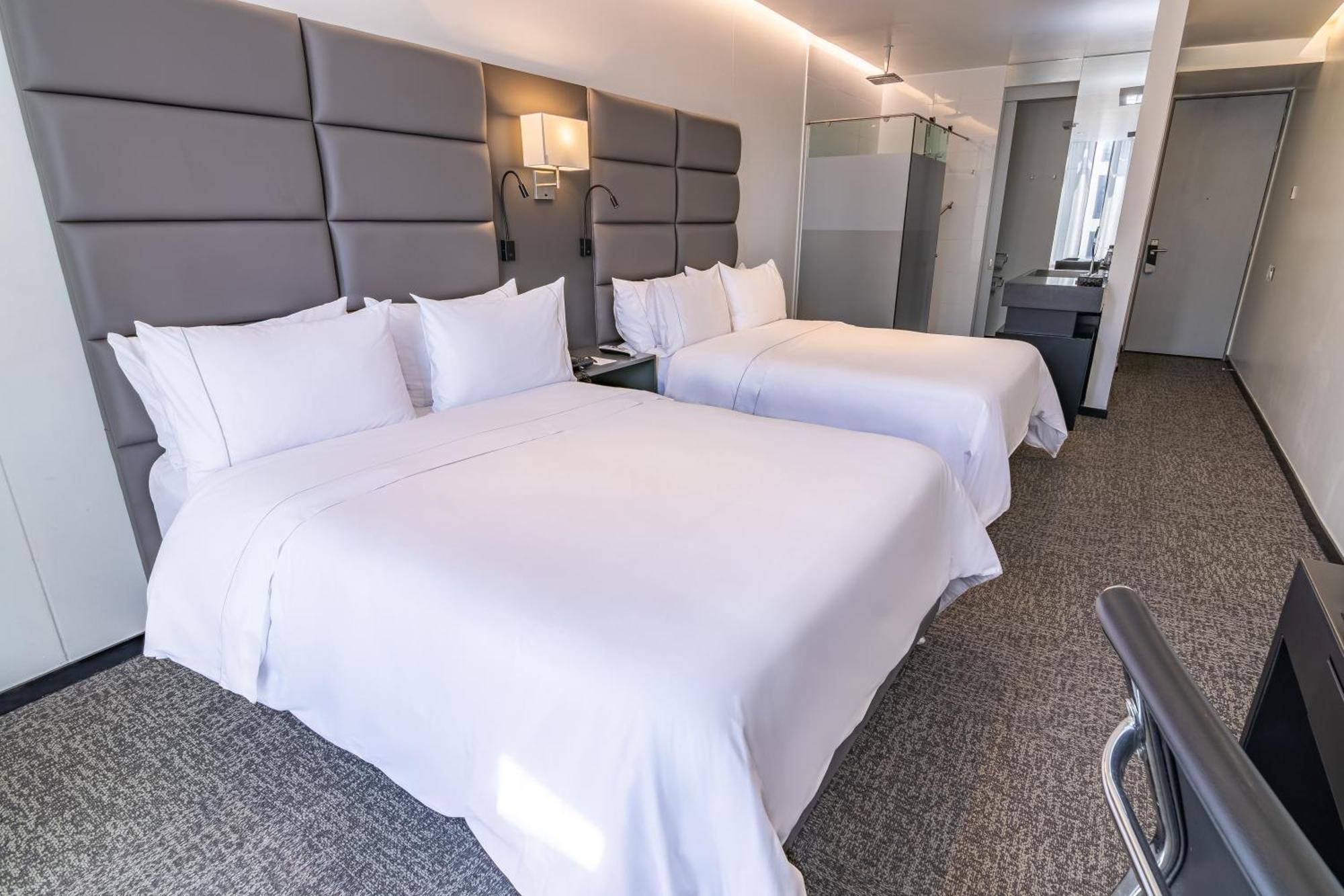 Quarto Duplo com 2 Camas de Casal