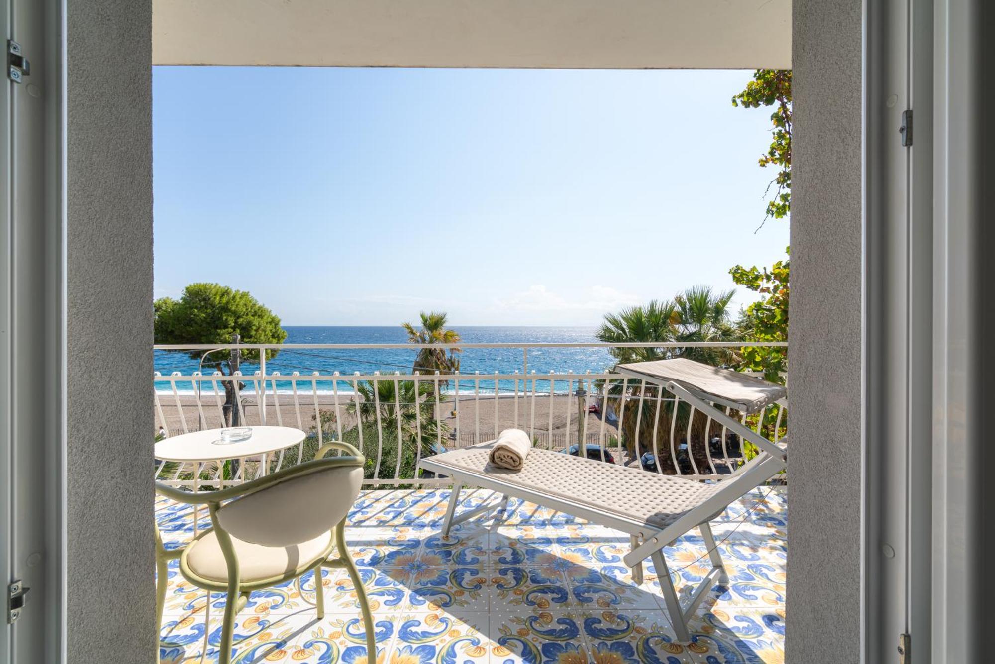 Deluxe connecting rooms with front sea view- Two Bathrooms