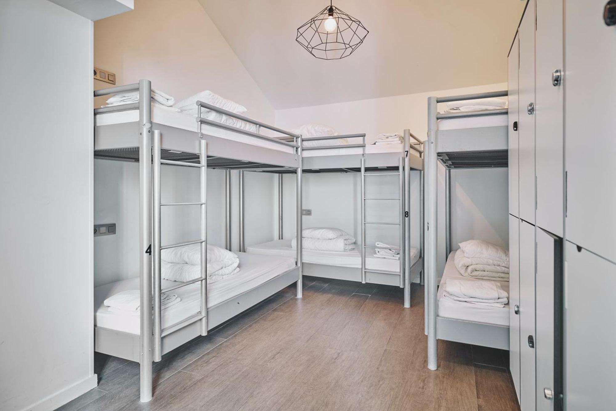 Cama em Dormitório Misto com 10 Camas