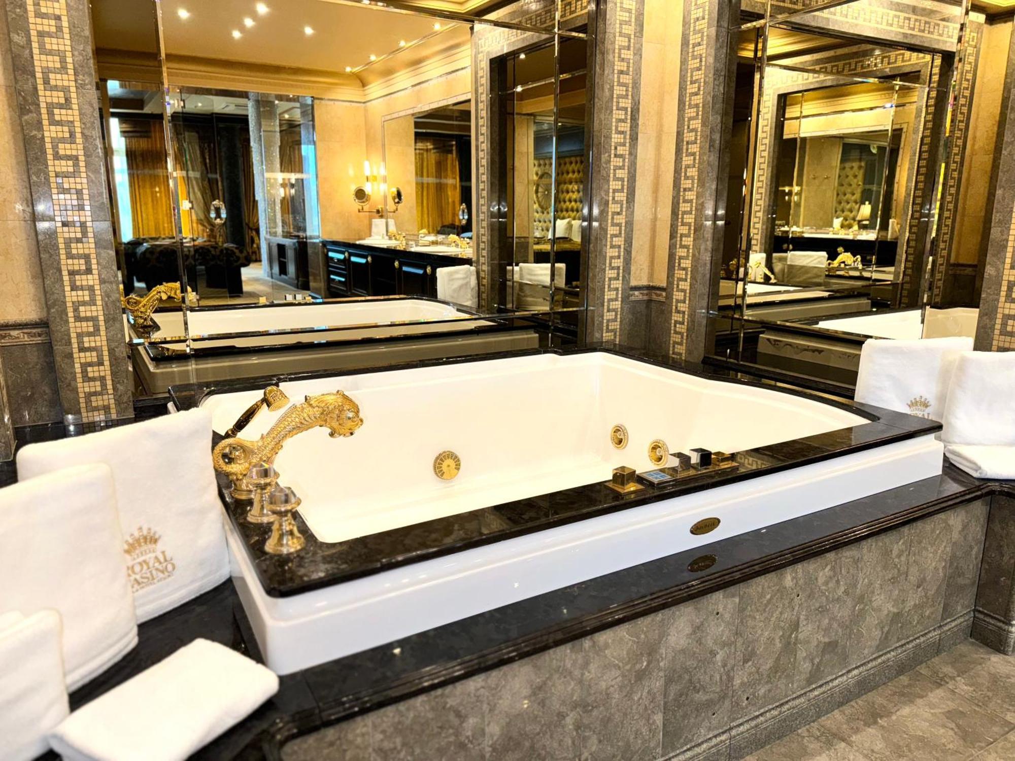 Suite Versace