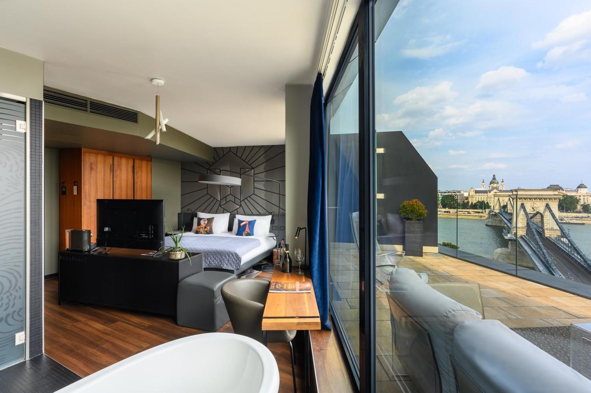 Top Floor Deluxe Room with Balcony and Danube View,1572789212:JPEG