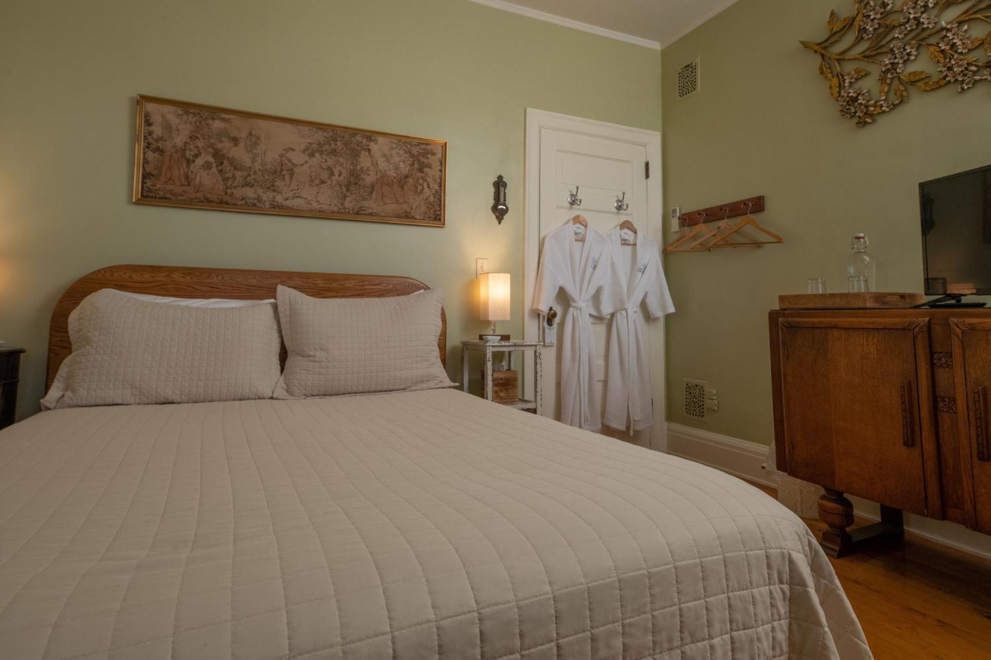 Queen Room Garden View