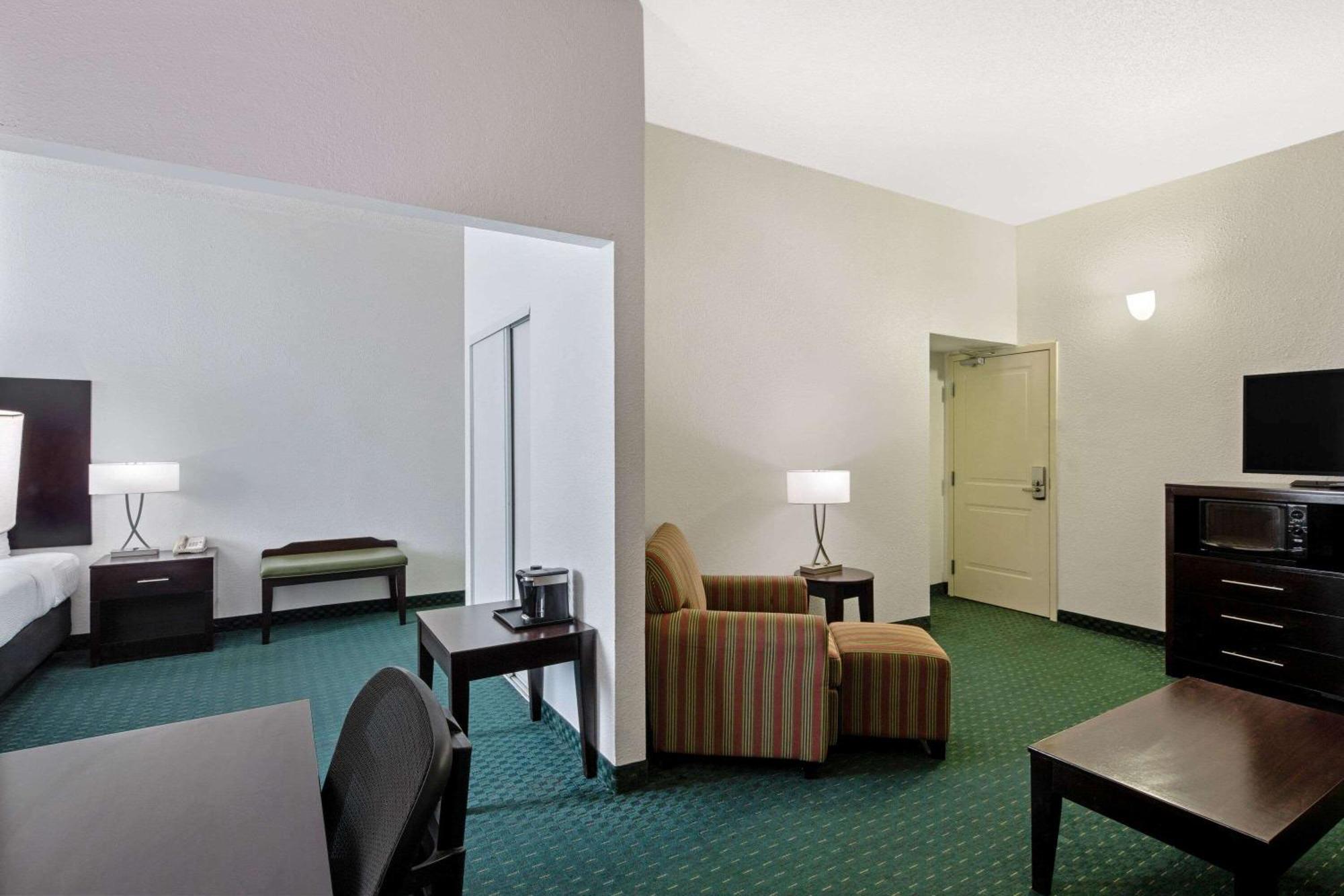 Deluxe King Suite Pool View Non-Smoking