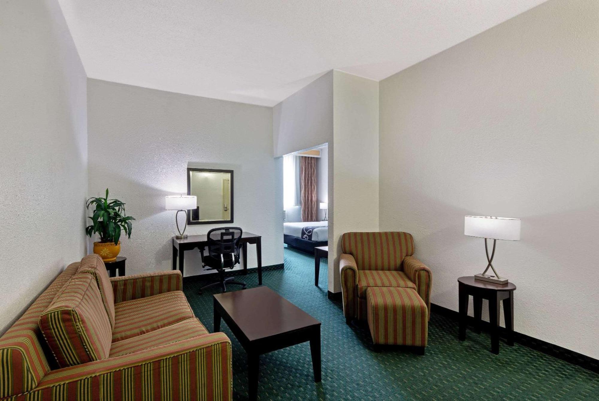 Deluxe King Suite Pool View Non-Smoking