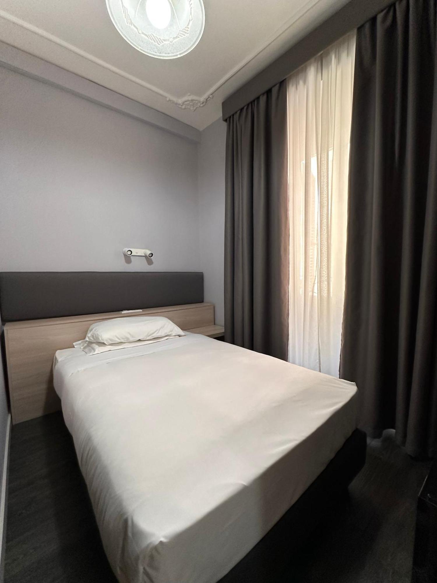 Quarto Individual com Cama Francesa