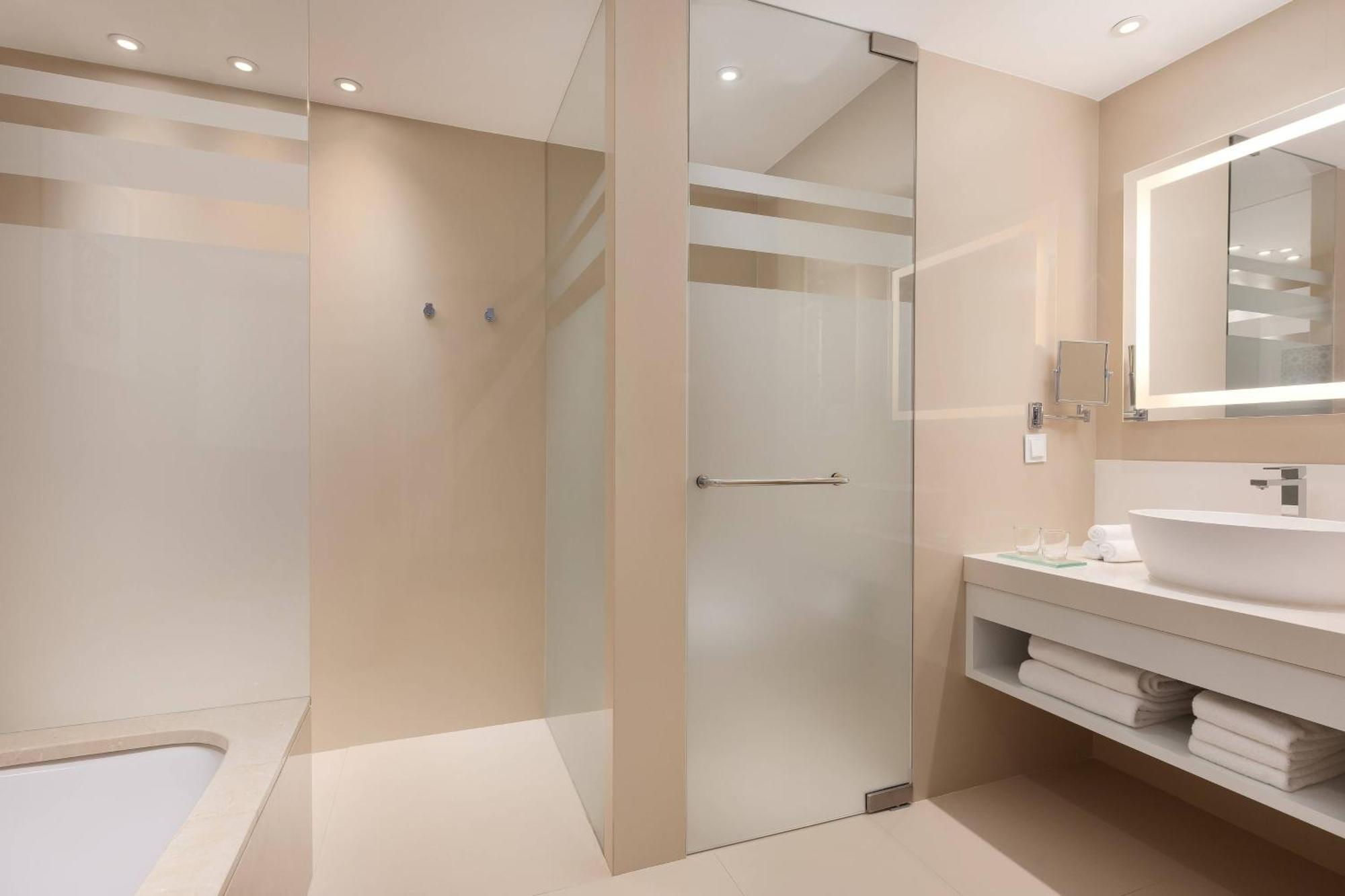 Deluxe Zimmer mit Queensize-Bett, Balkon und Meerblick