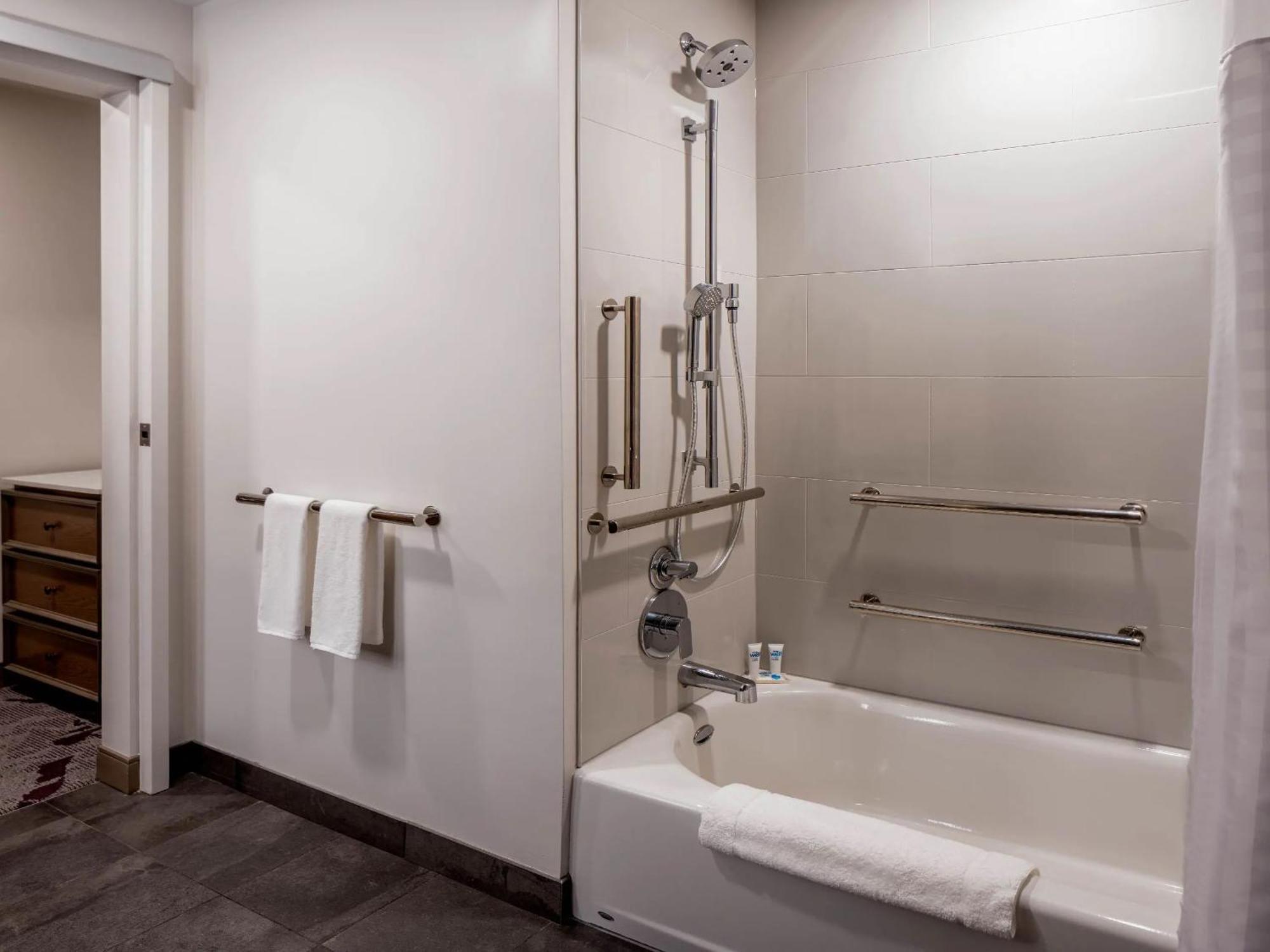 King Studio Suite with Kitchen, Tub and Sofa Bed - Disability Access